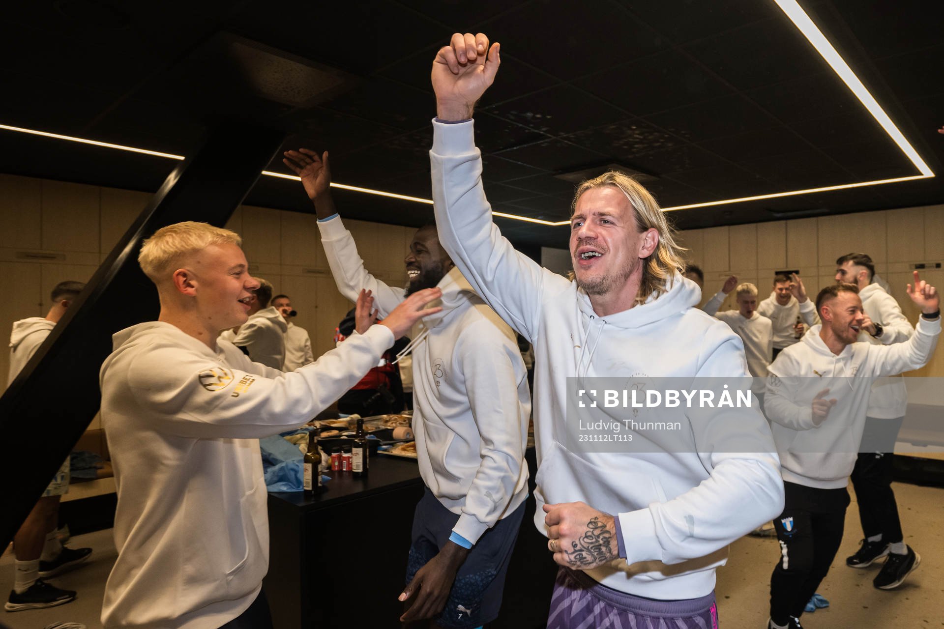 Malmö FFs målvakt Johan Dahlin jublar i omklädningsrummet