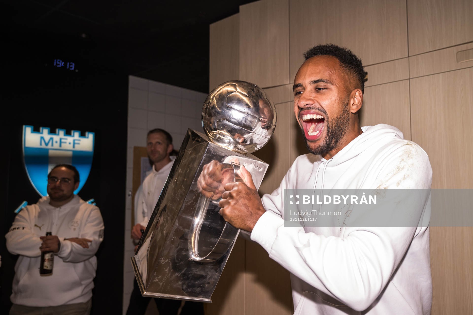 Malmö FFs Isaac Kiese Thelin jublar med pokalen i