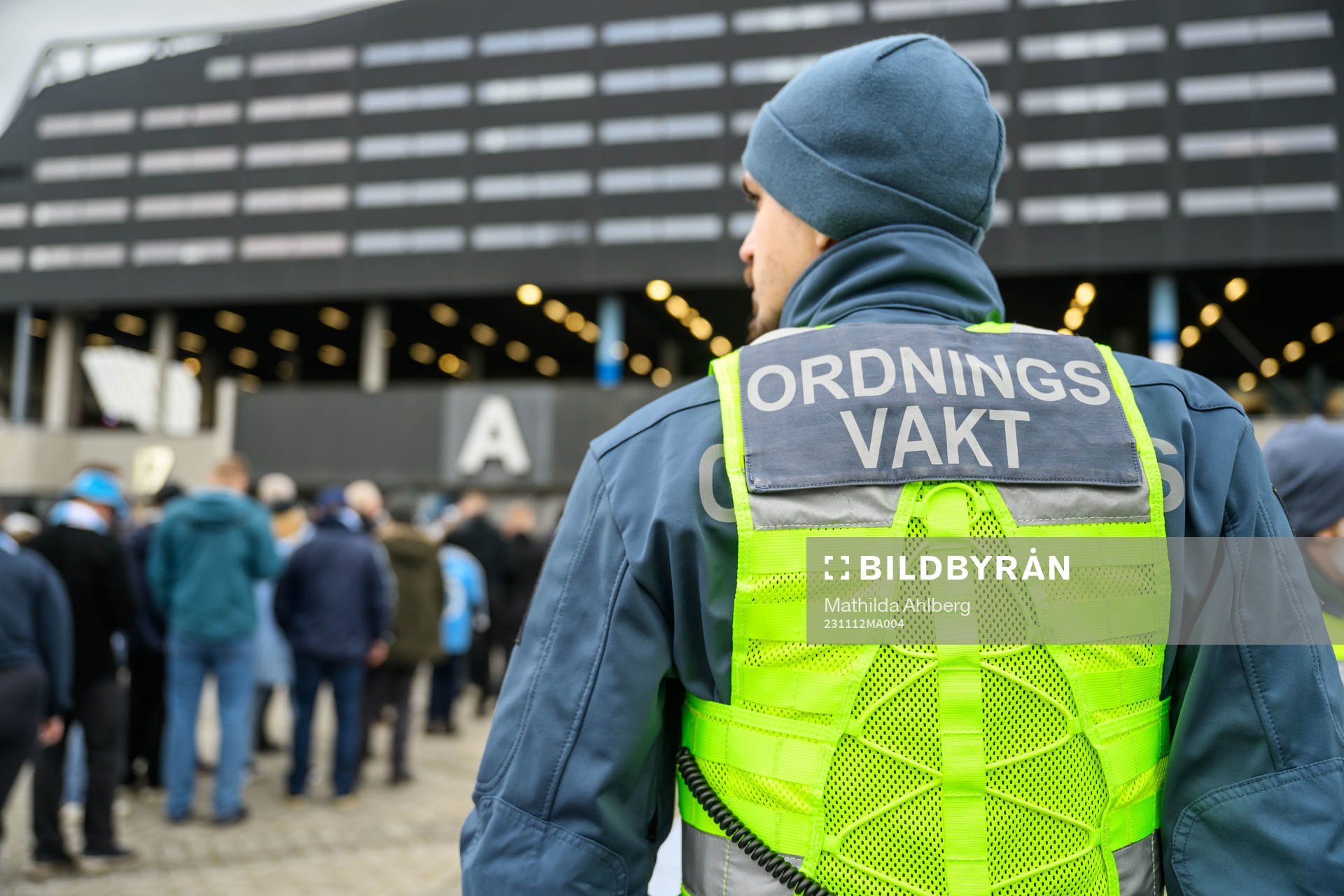 Ordningsvakt utanför Eleda stadion inför  fotbollsmatchen i Allsvenskan mellan Malmö FF och Elfsborg den 12 november 2023 i Malmö. 