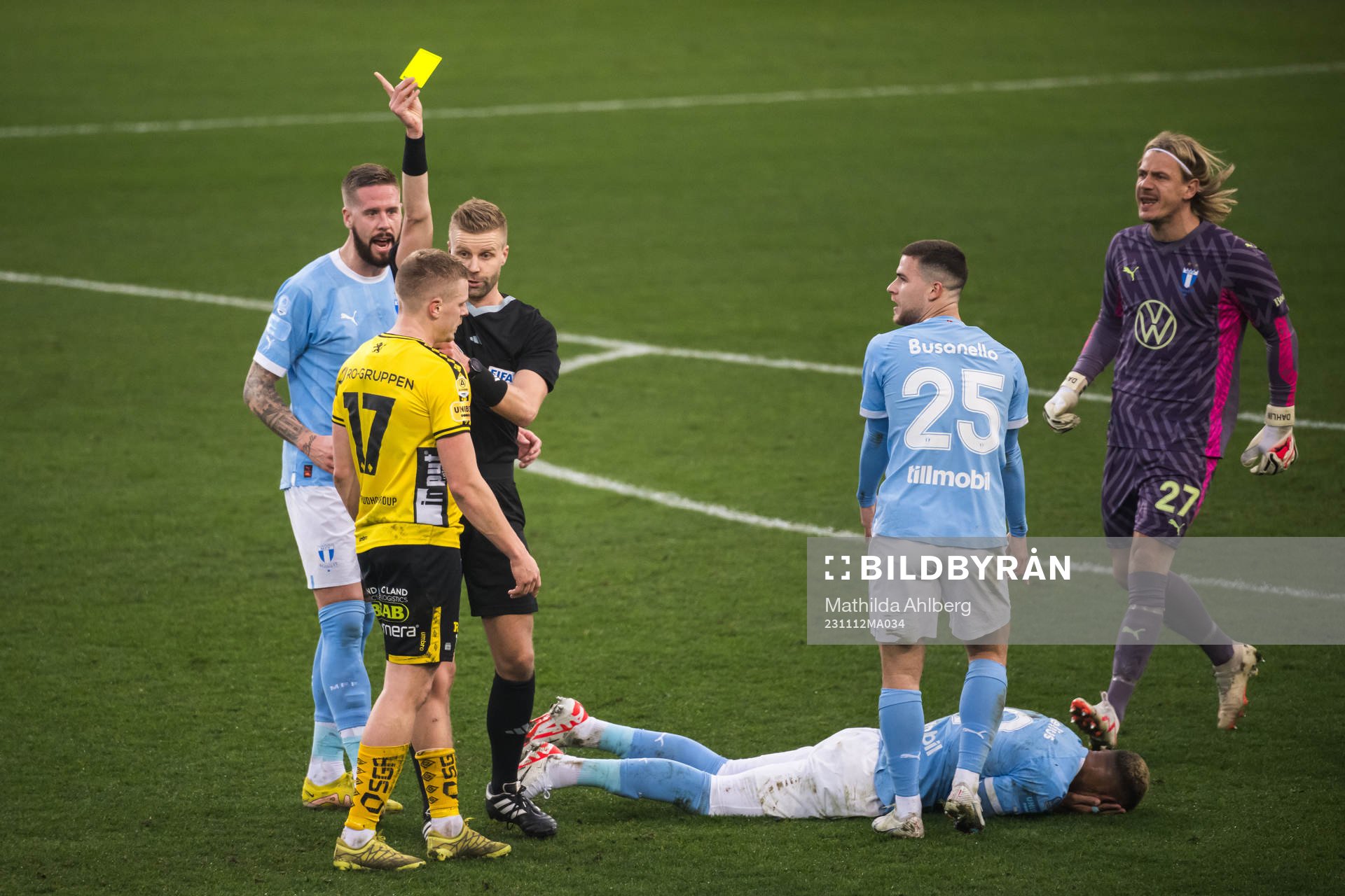 Elfsborgs Per Frick får en varning av Domare Glenn Nyberg