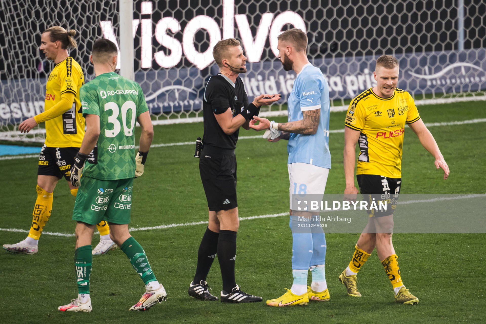 Domare Glenn Nyberg i samtal med Malmö FFs Pontus Jansson