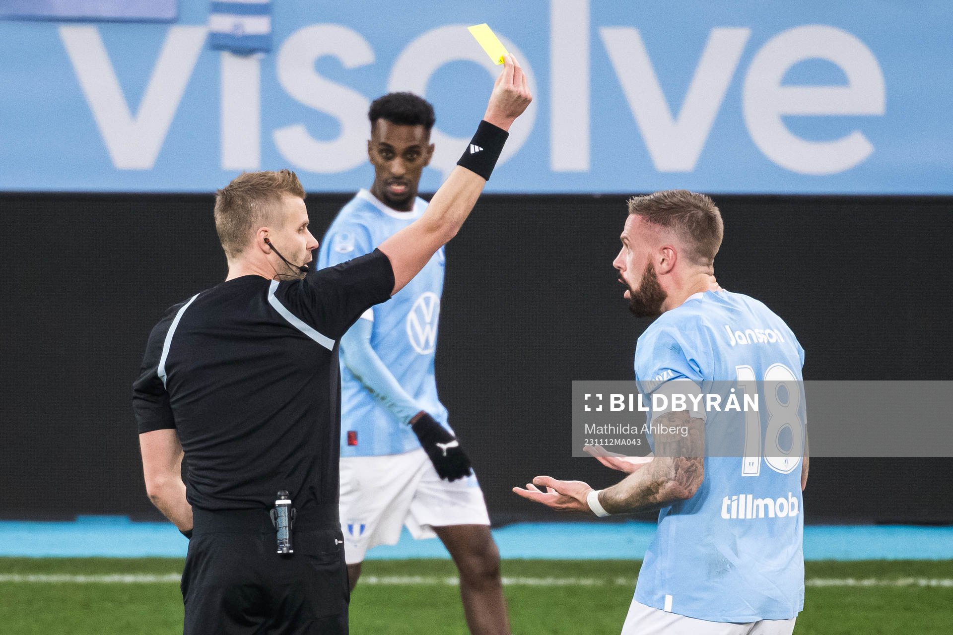 Malmö FFs Pontus Jansson får ett gult kort av Domare