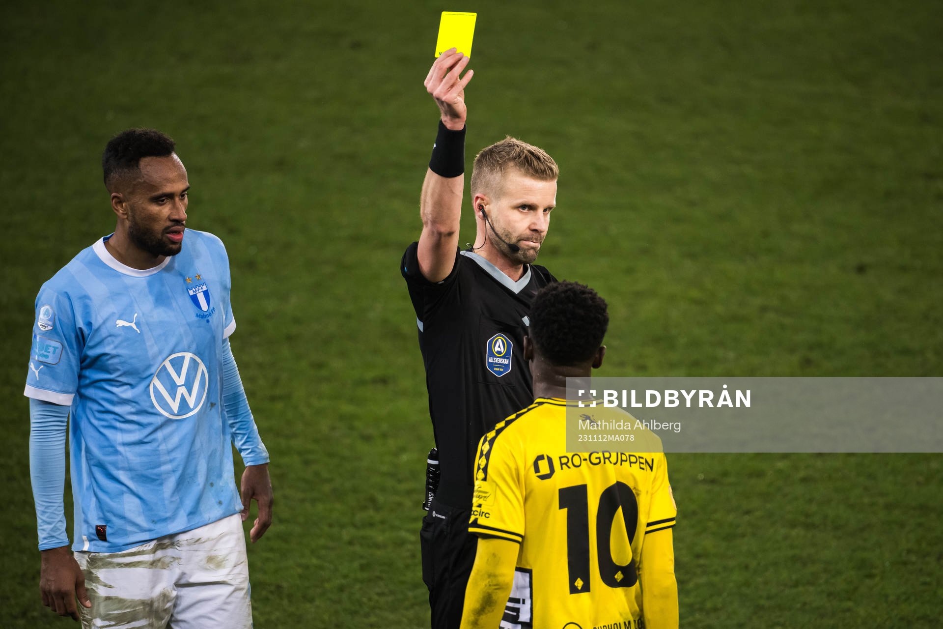 Elfsborgs Michael Baidoo får en varning av Domare Glenn