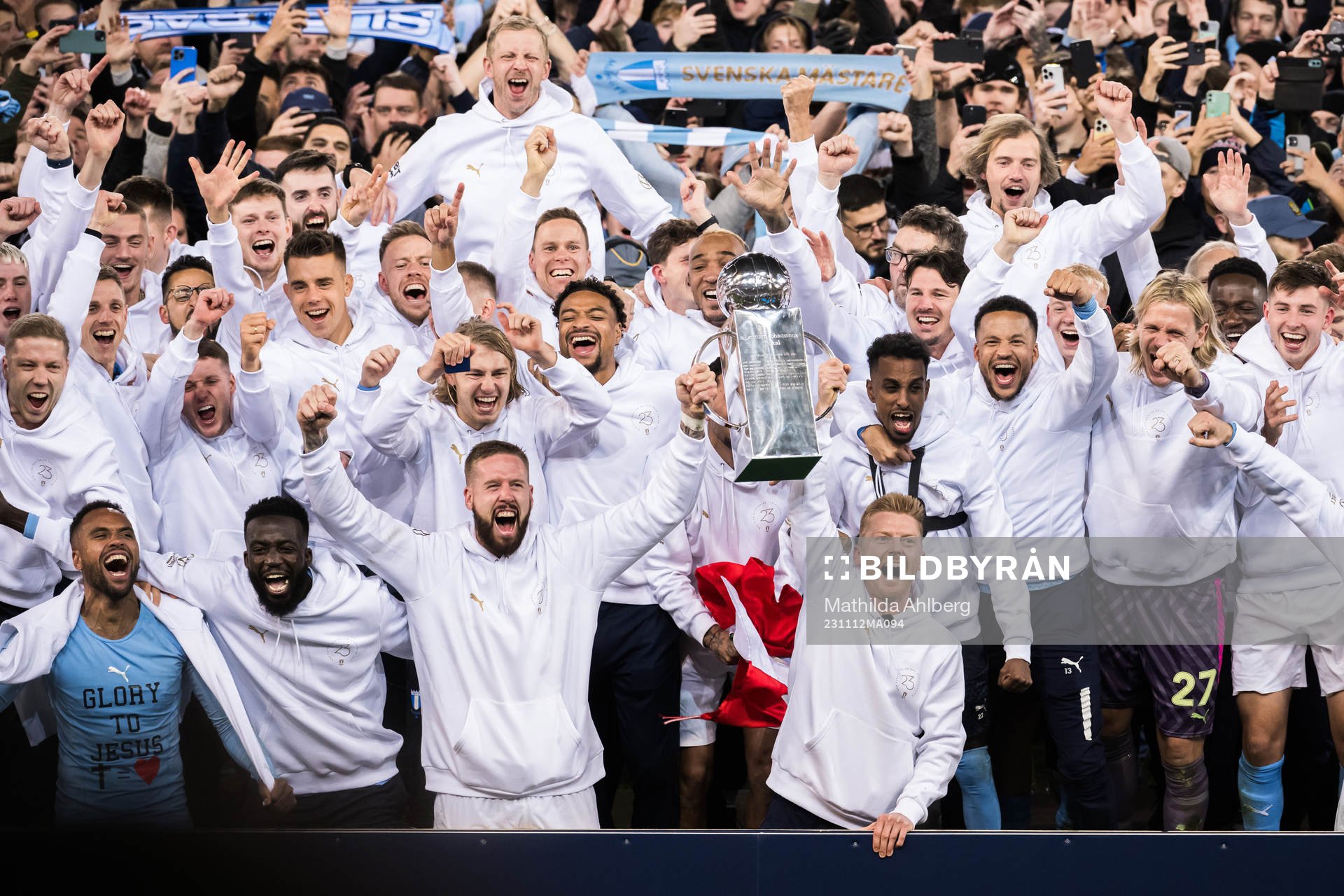 Malmö FFs spelare jublar med pokalen