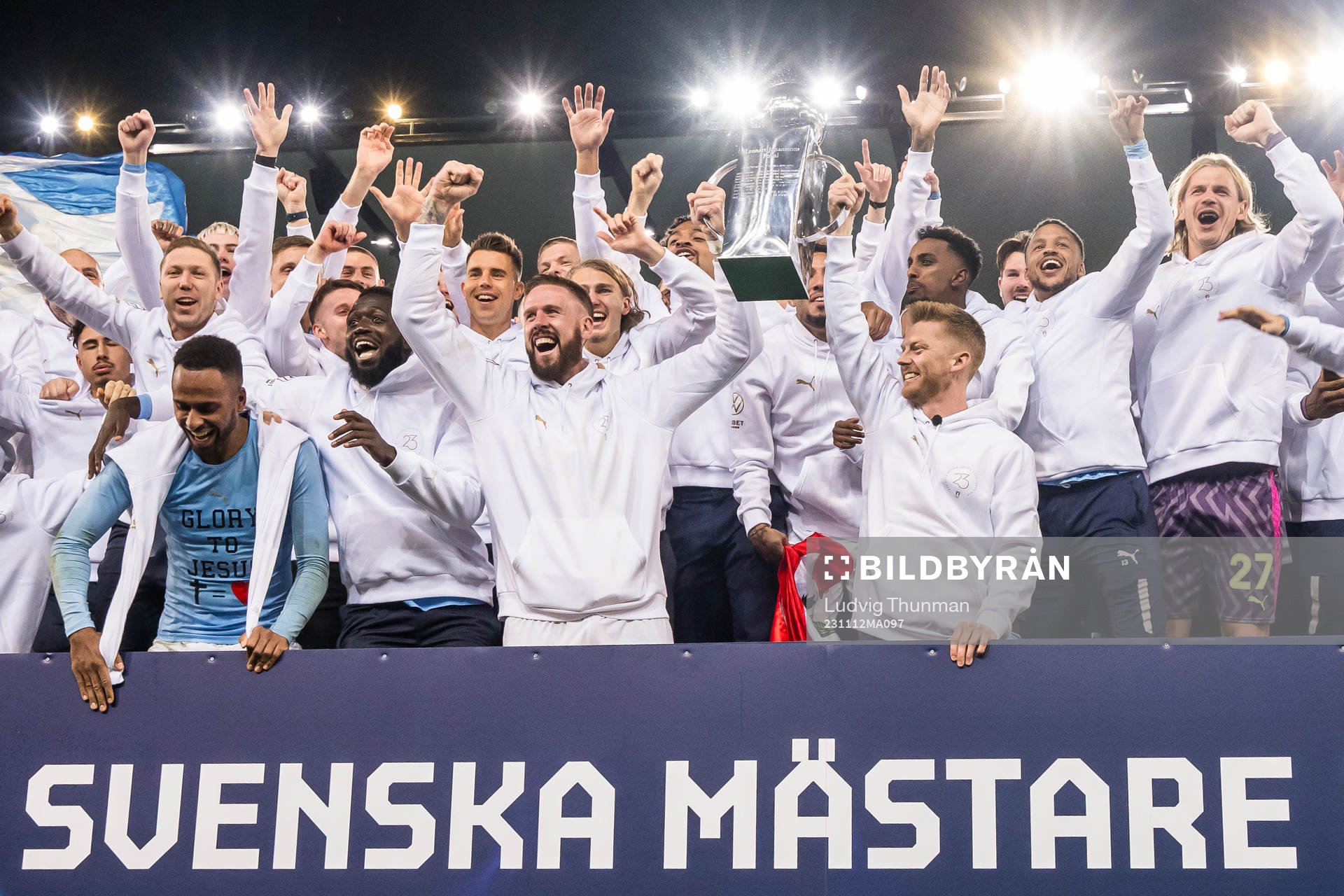 Malmö FFs Pontus Jansson och Anders Christiansen jublar med pokalen efter fotbollsmatchen i Allsvenskan mellan Malmö FF och Elfsborg den 12 november 2023 i Malmö. 
