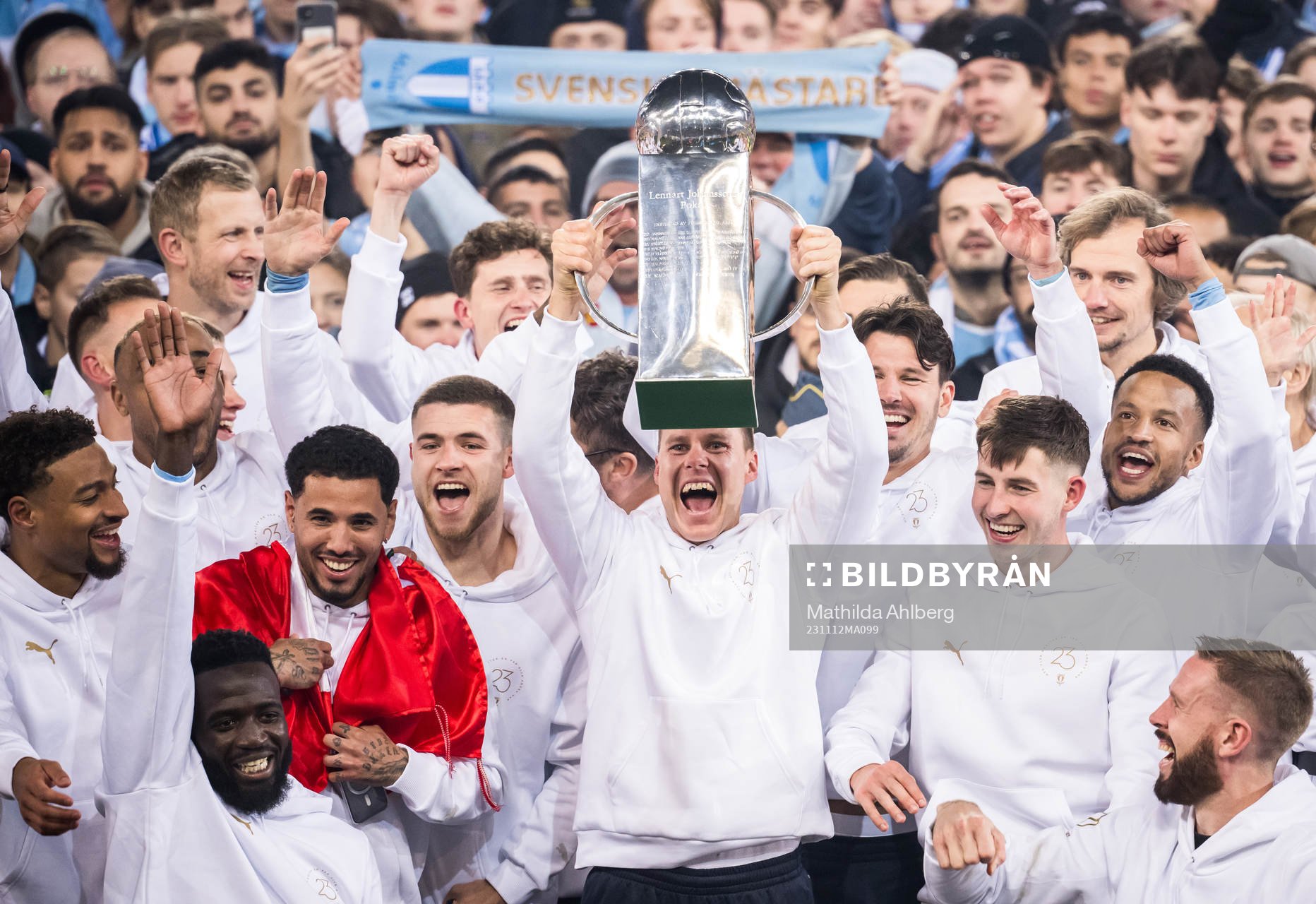 Malmö FFs Niclas Moisander jublar med pokalen