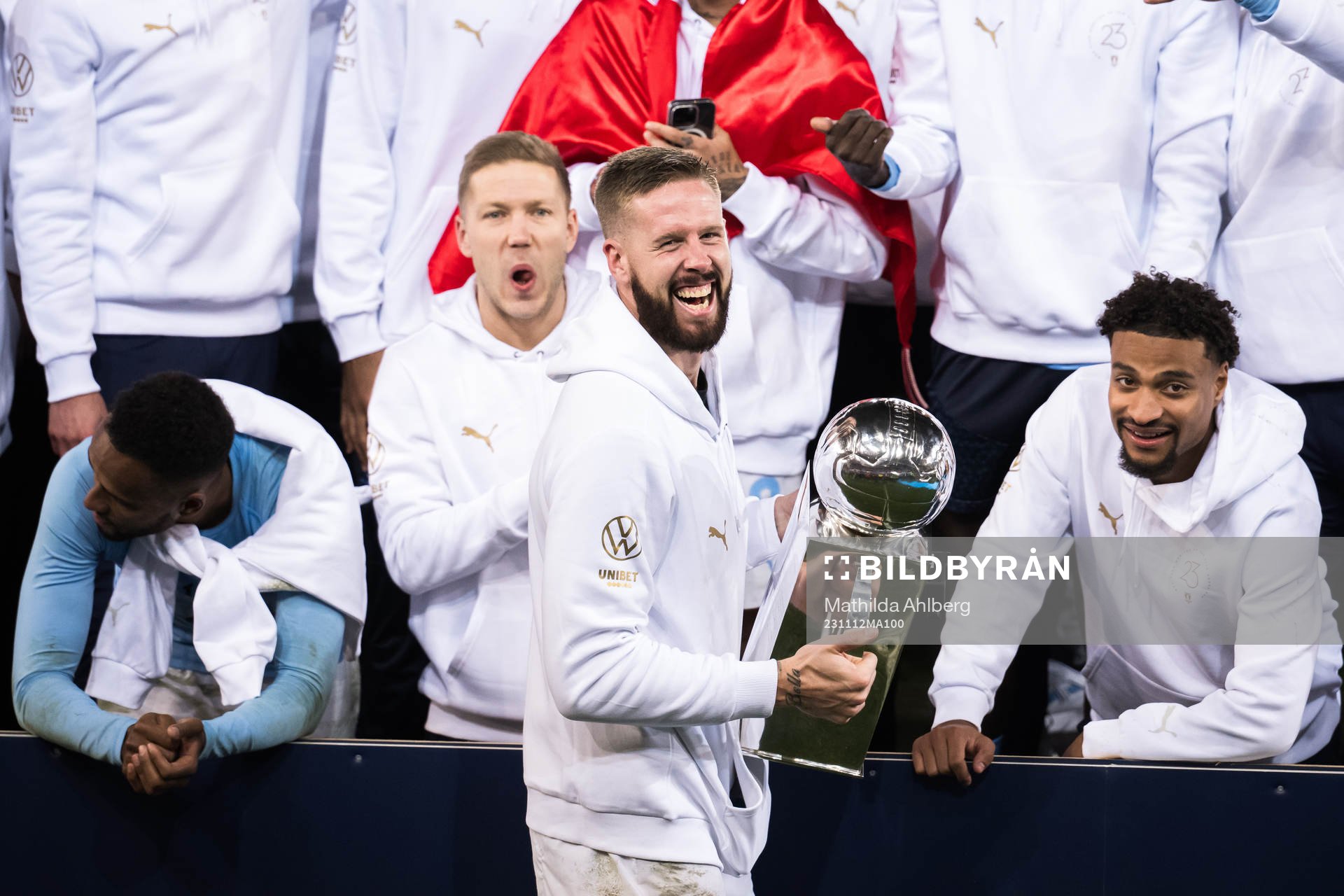 Malmö FFs Pontus Jansson jublar med pokalen