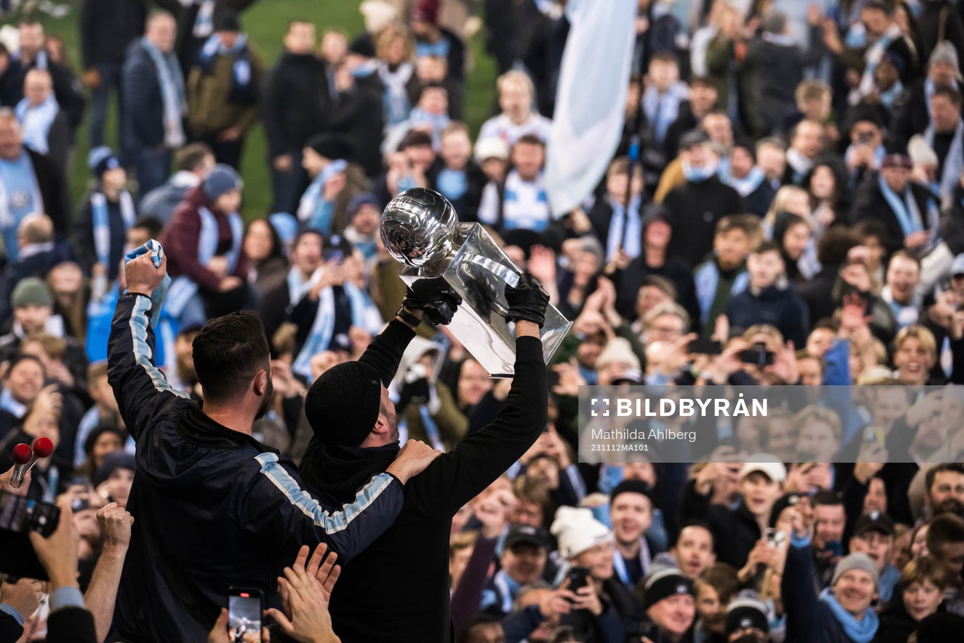 Malmö FFs supportar jublar med pokalen