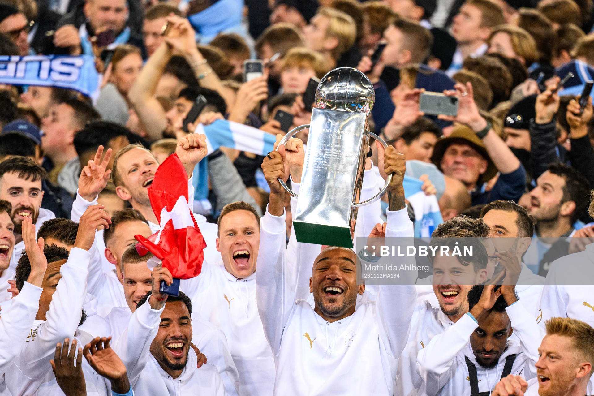 Malmö FFs Derek Cornelius jublar med pokal