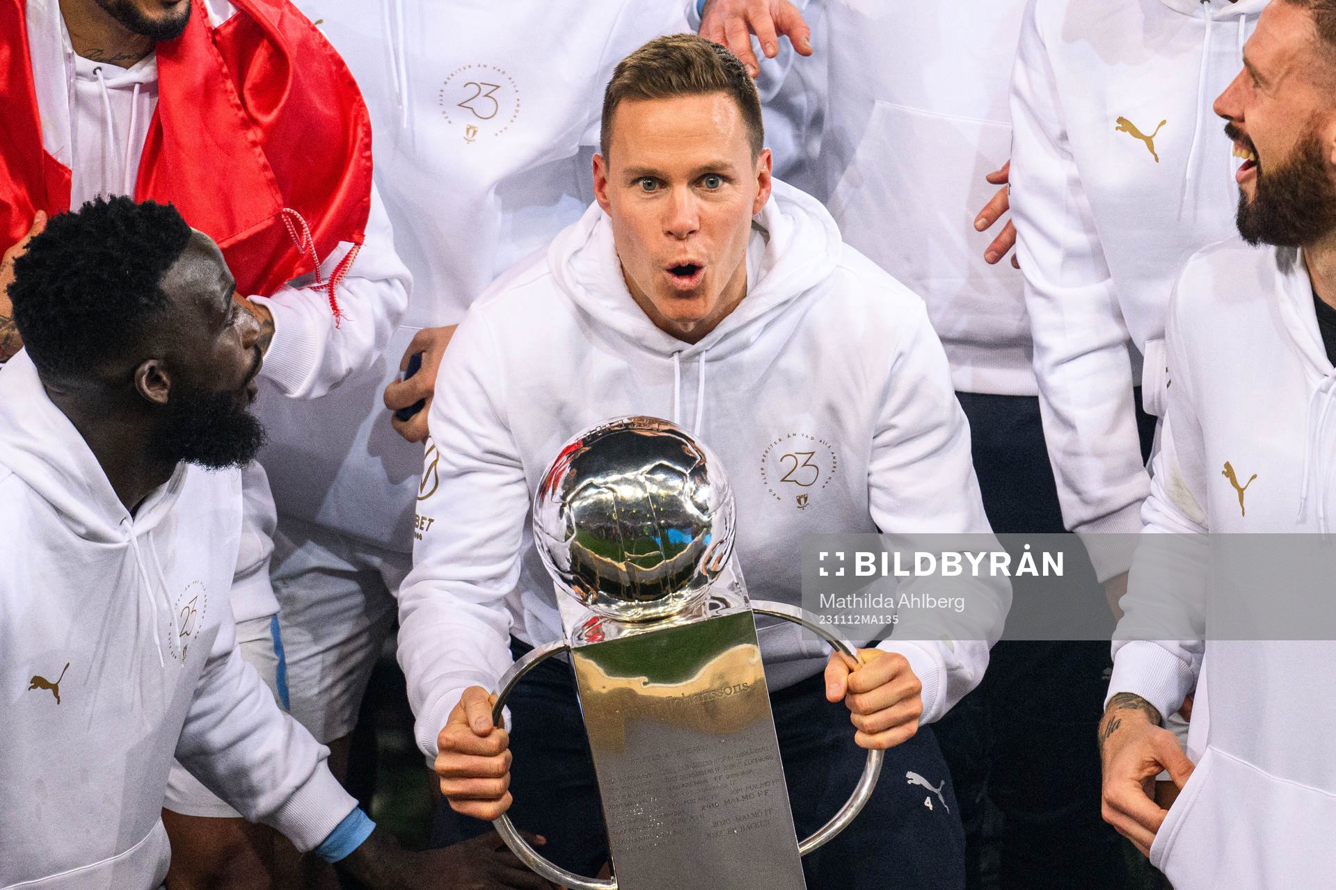 Malmö FFs Niclas Moisander jublar med pokal