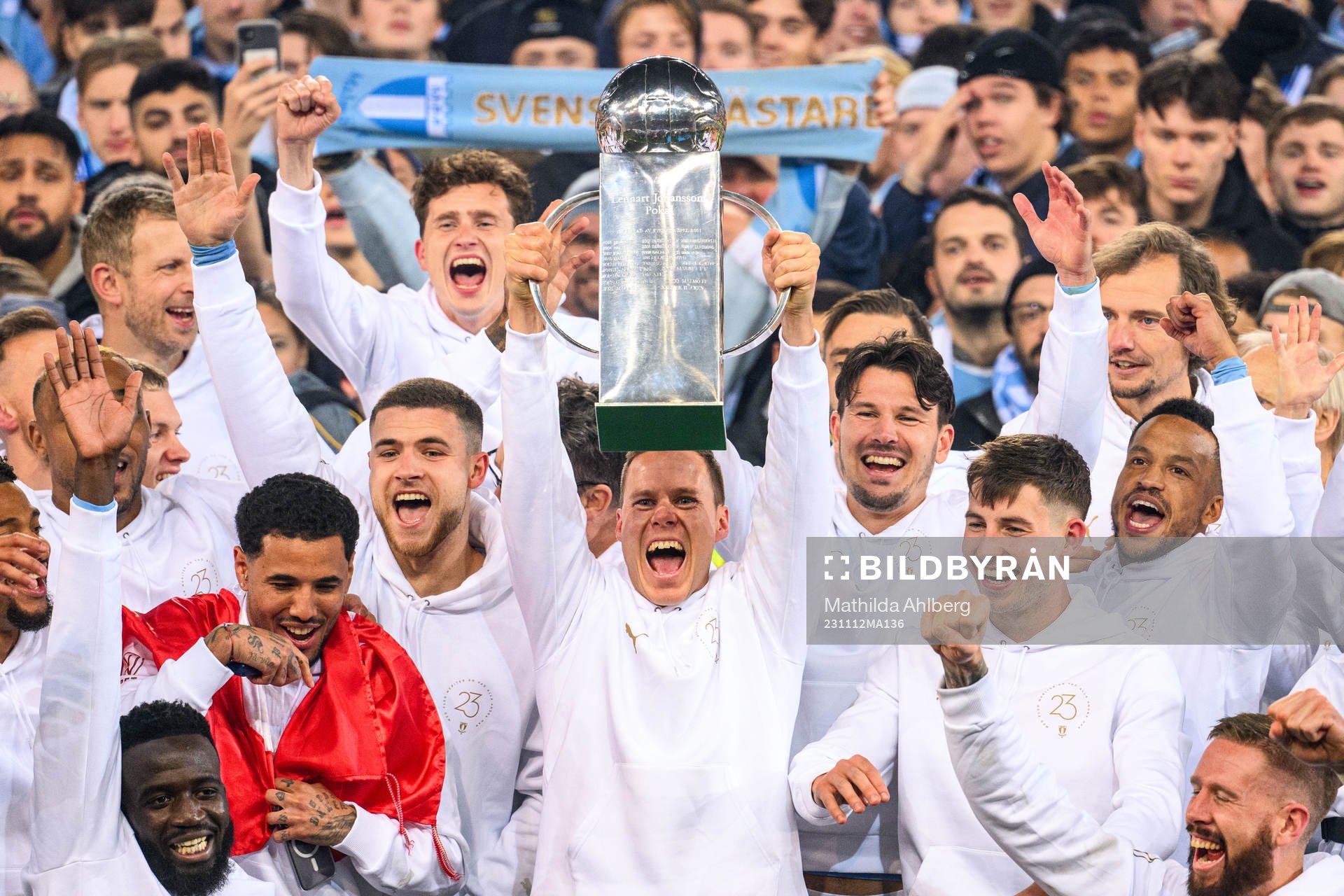 Malmö FFs Niclas Moisander jublar med pokal under fotbollsmatchen i Allsvenskan mellan Malmö FF och Elfsborg den 12 november 2023 i Malmö. 
