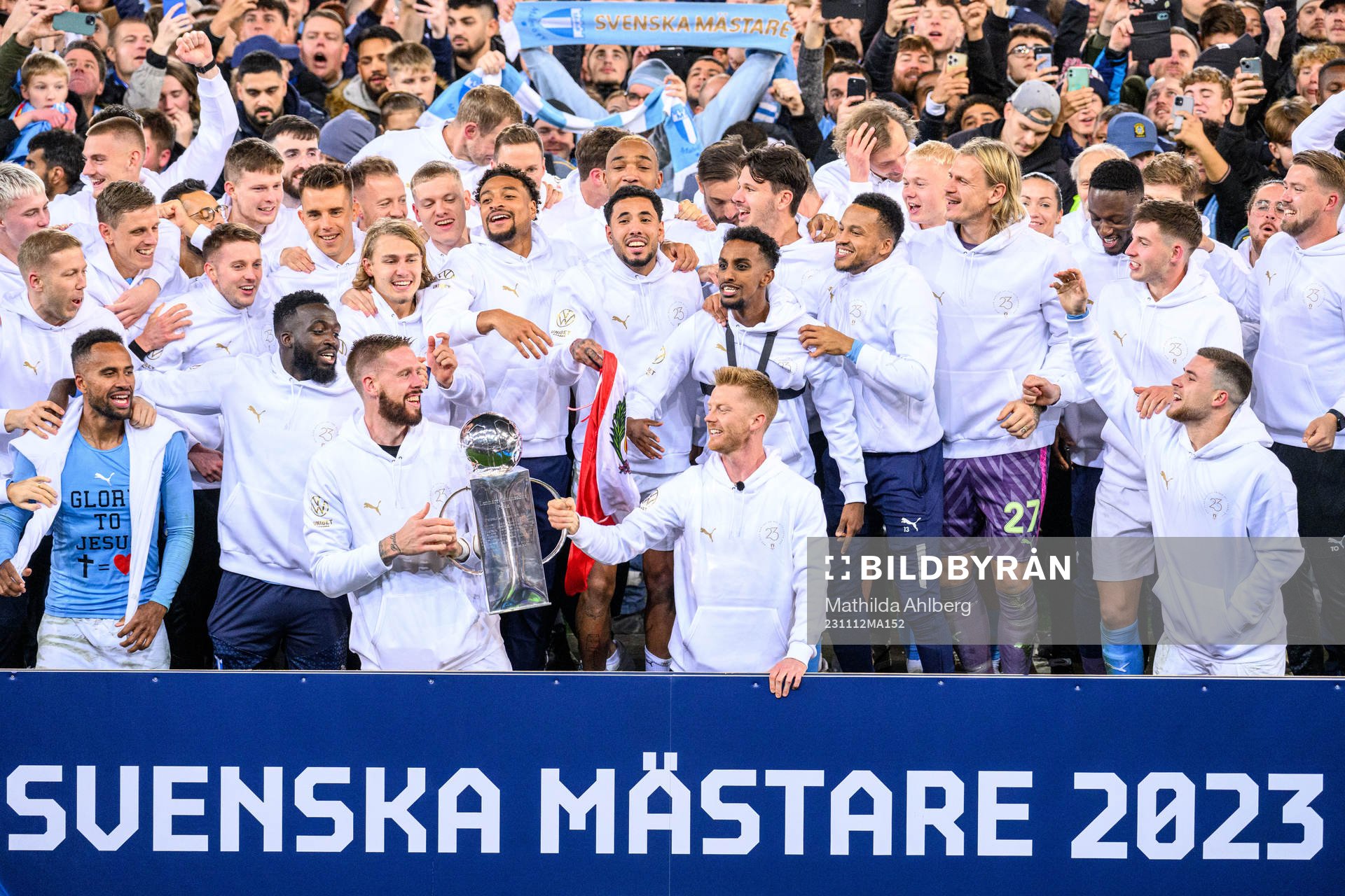 Malmö FFs spelare jublar med Lennart Johanssons pokal