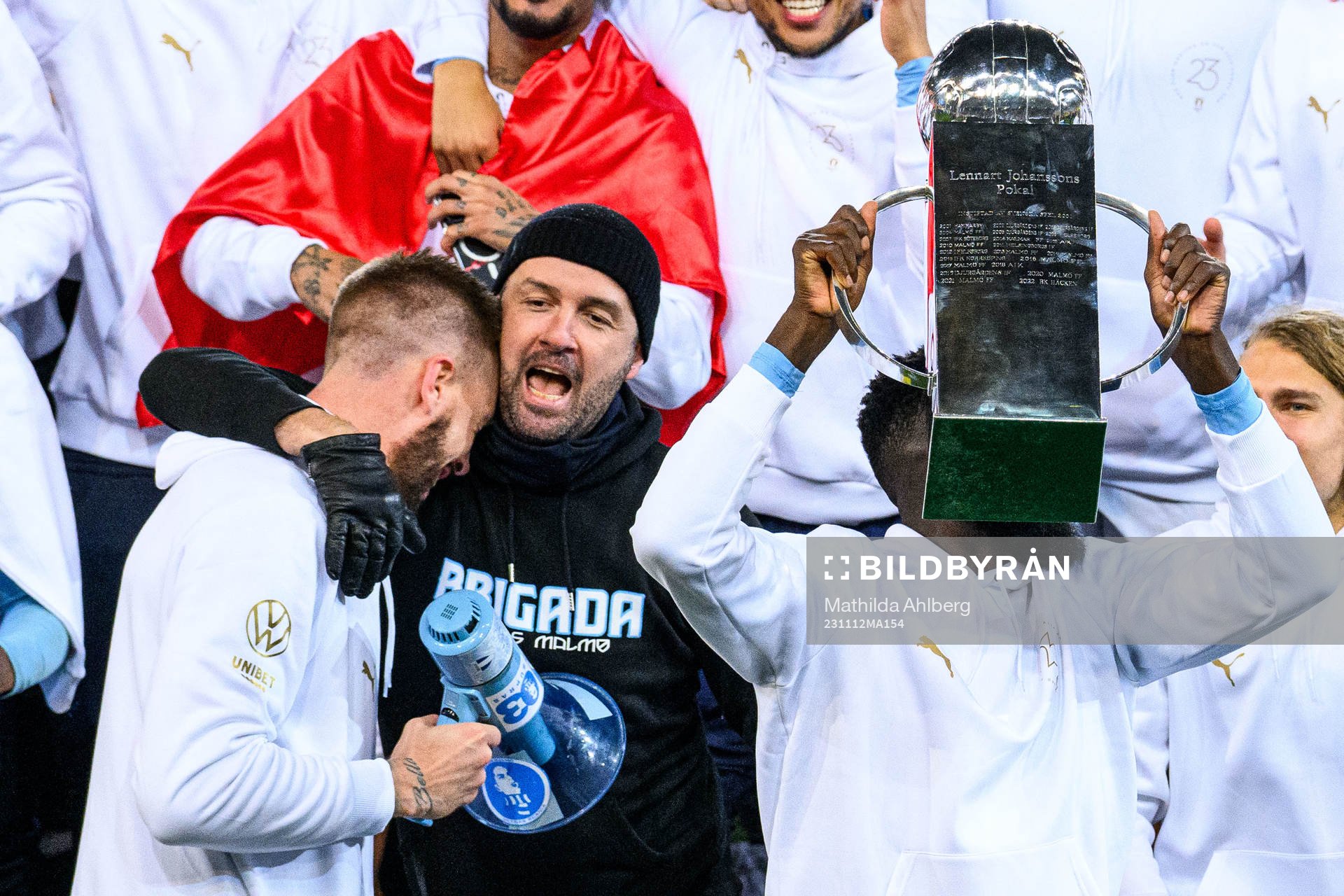 Malmö FFs Pontus Jansson jublar med supporter