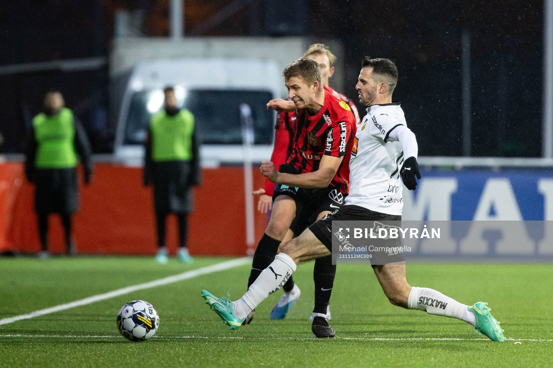 Häckens Kadir Hodzic och Brommapojkarnas Ludvig Fritzson under fotbollsmatchen i Allsvenskan mellan Brommapojkarna och Häcken den 12 november 2023 i Stockholm.