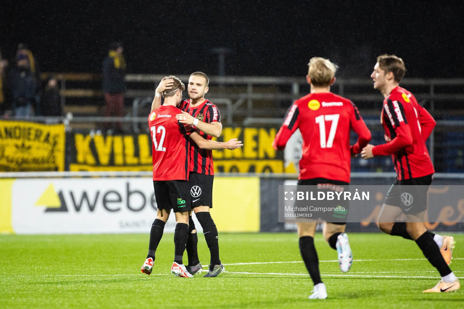 Brommapojkarnas Wilmer Odefalk jublar med Amadeus Sögaard