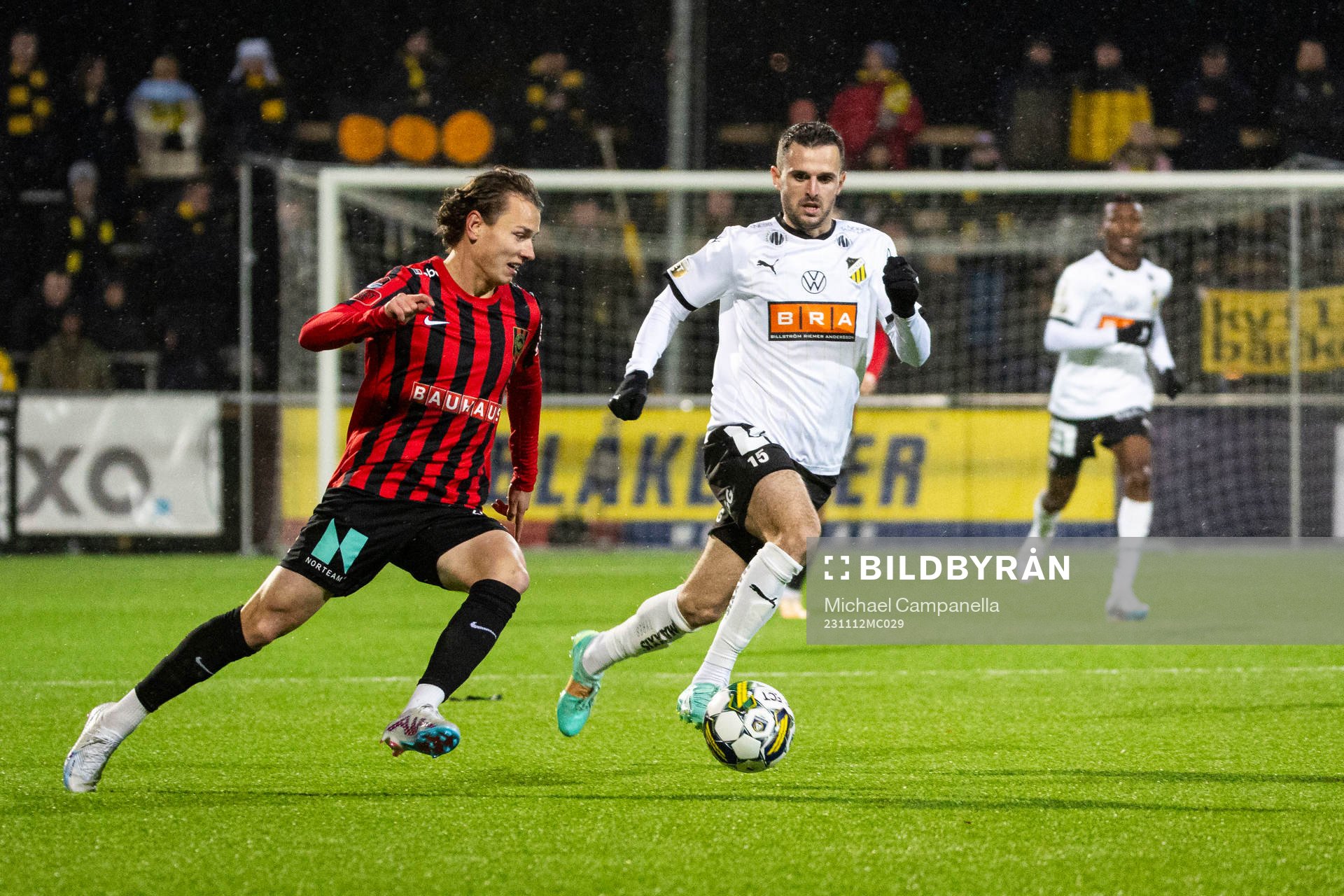 Brommapojkarnas Alex Timossi Andersson och Häckens Kadir