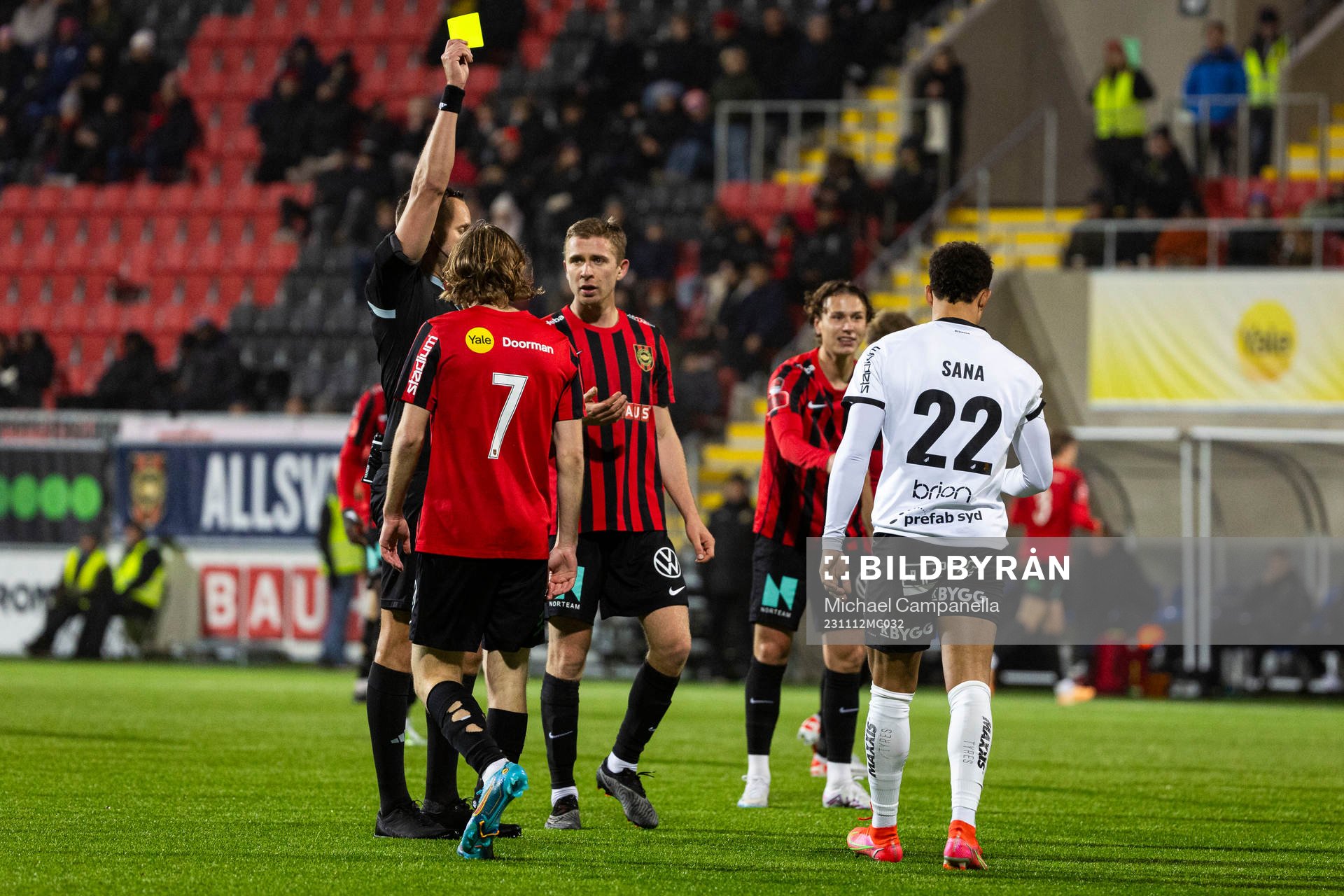 Häckens Tobias Sana får gult kort av Domare Victor Wolf