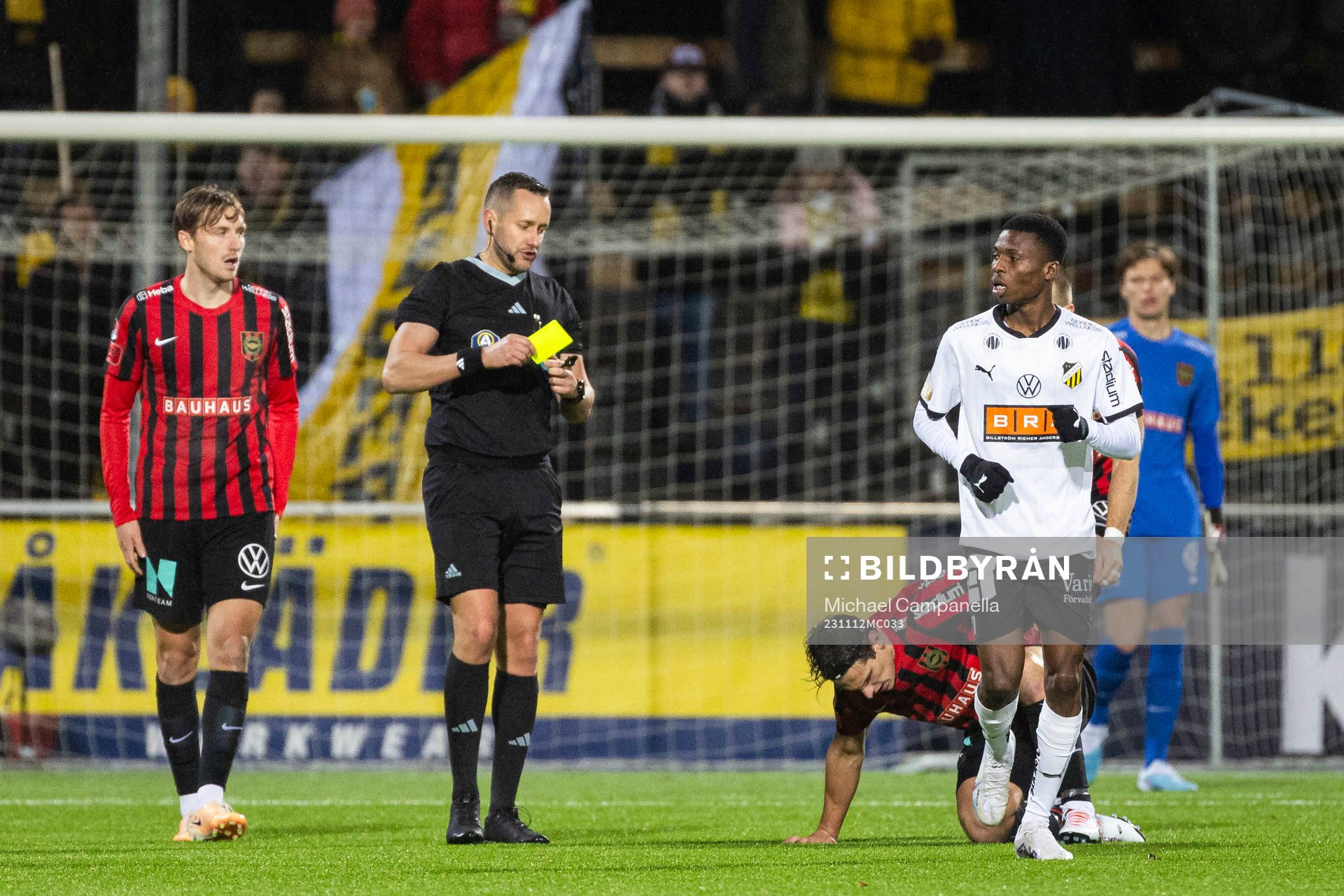 Häckens Akoua Romeo Amane får gult kort av Domare Victor