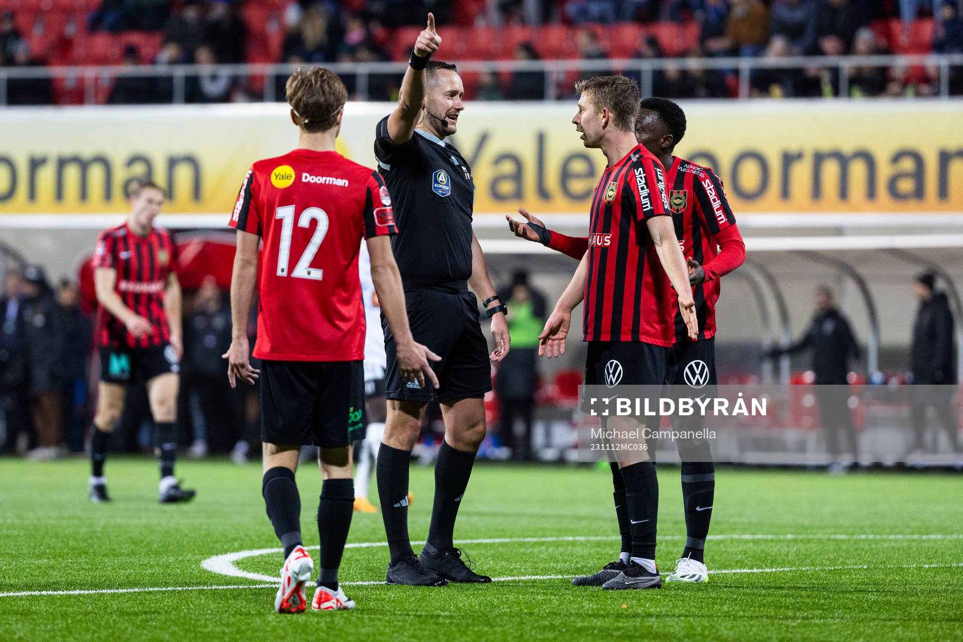 Brommapojkarnas Wilmer Odefalk och Ludvig Fritzson pratar med Domare Victor Wolf under fotbollsmatchen i Allsvenskan mellan Brommapojkarna och Häcken den 12 november 2023 i Stockholm.