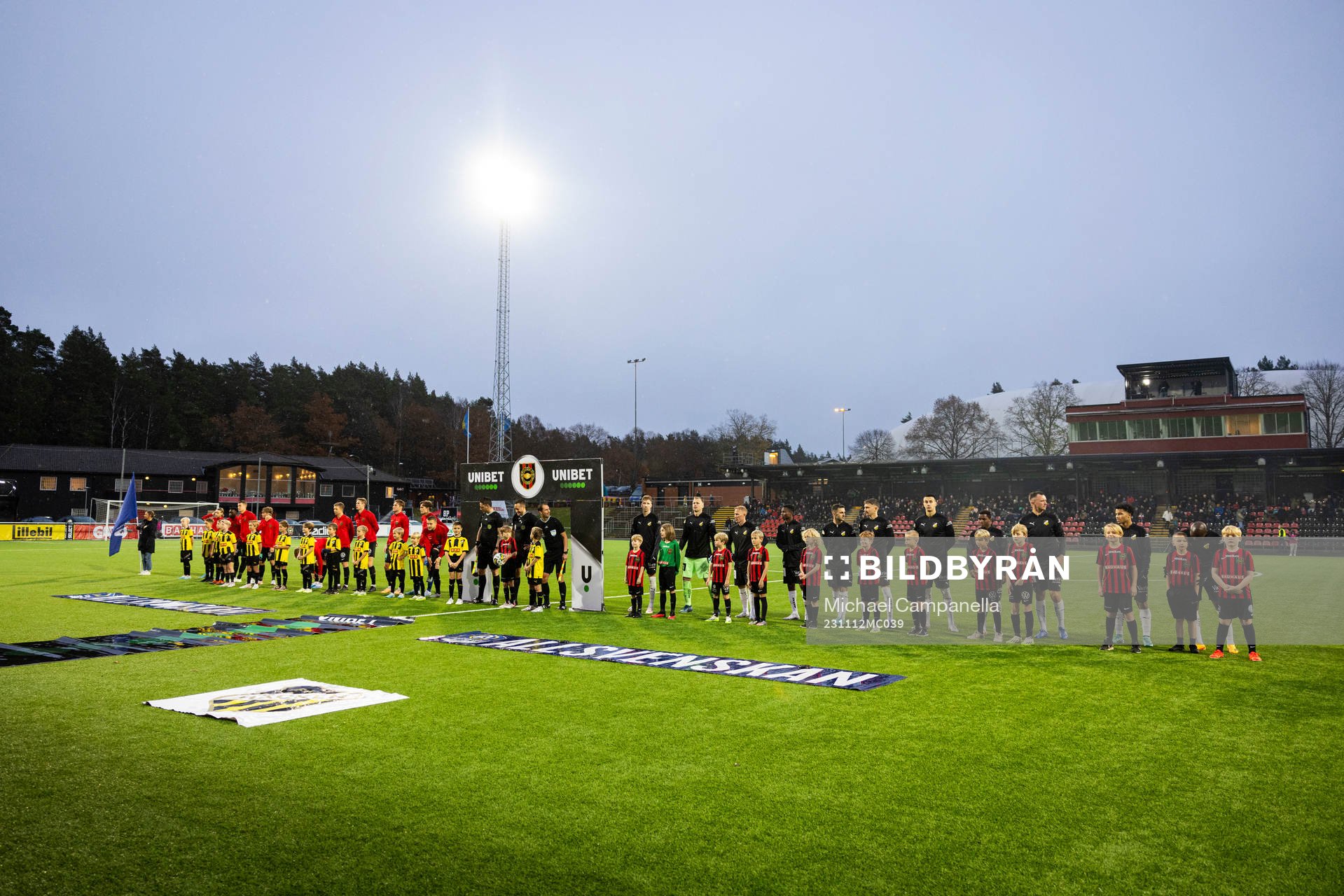 Brommapojkarnas och Häckens lag i lineup innan