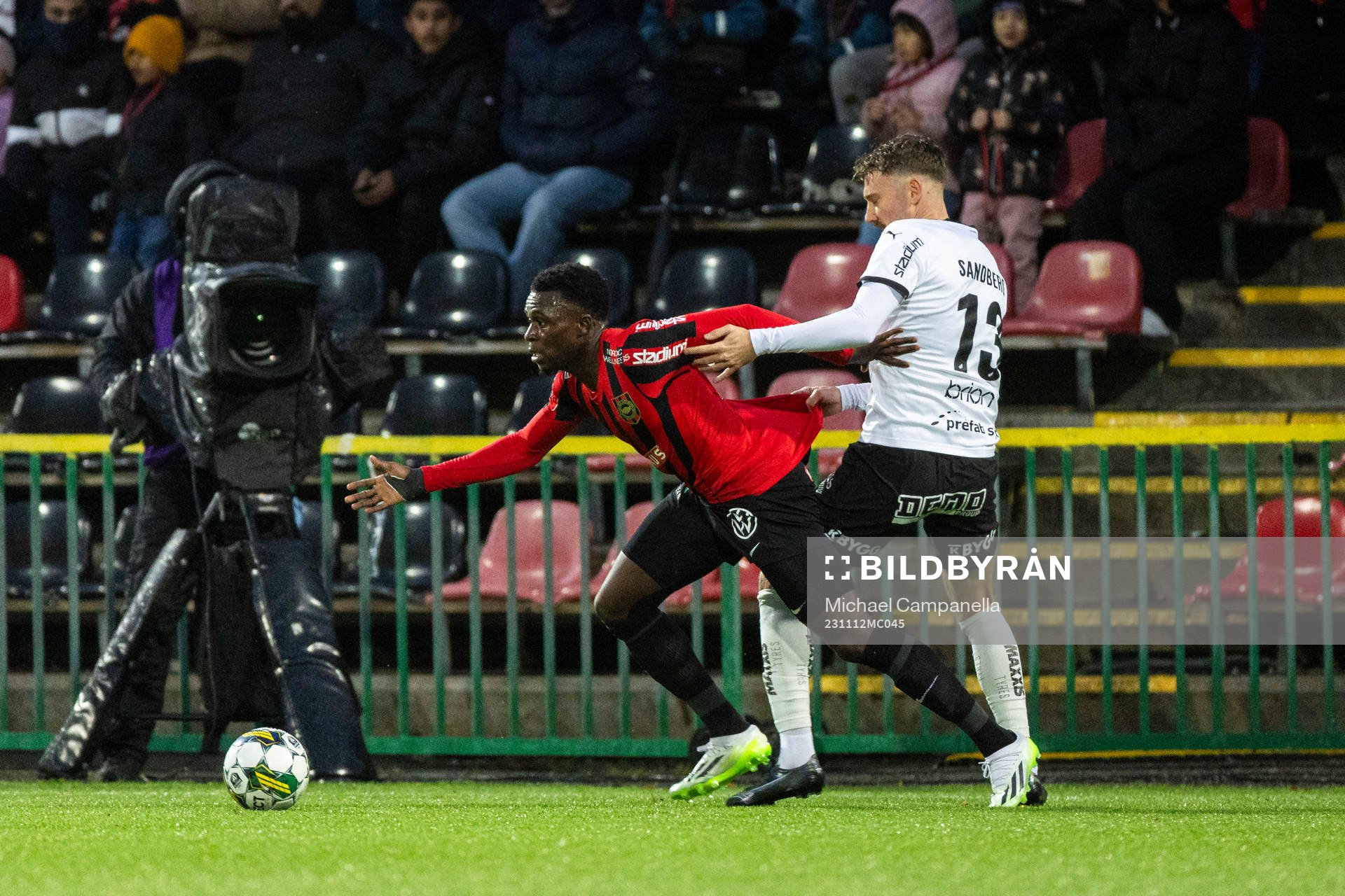 Brommapojkarnas Zeidane Inoussa och Häckens Simon Sandberg