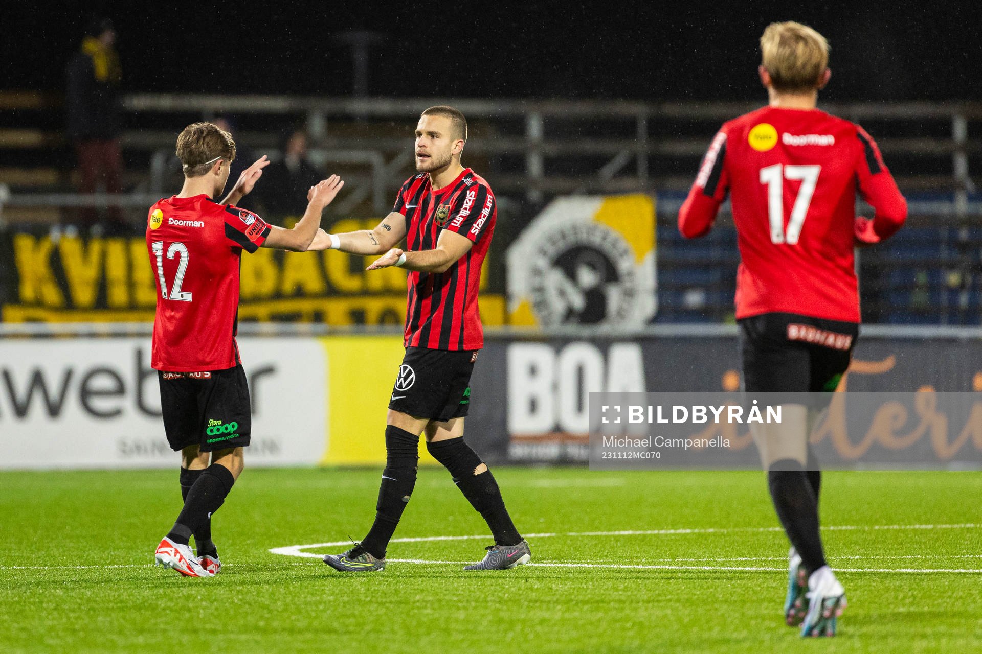 Brommapojkarnas Wilmer Odefalk jublar med Amadeus Sögaard