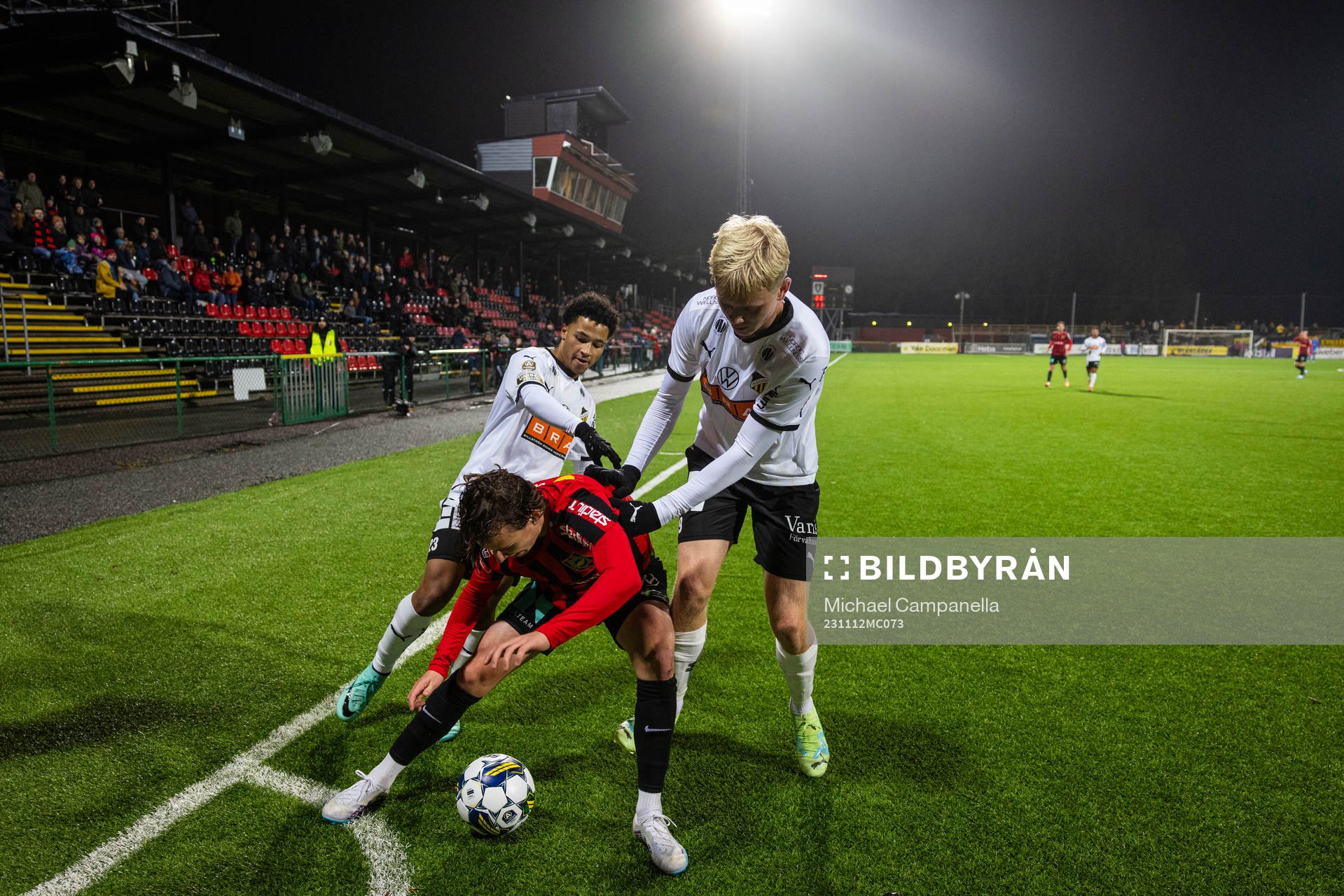 Brommapojkarnas Alex Timossi Andersson mot Häckens Momodou