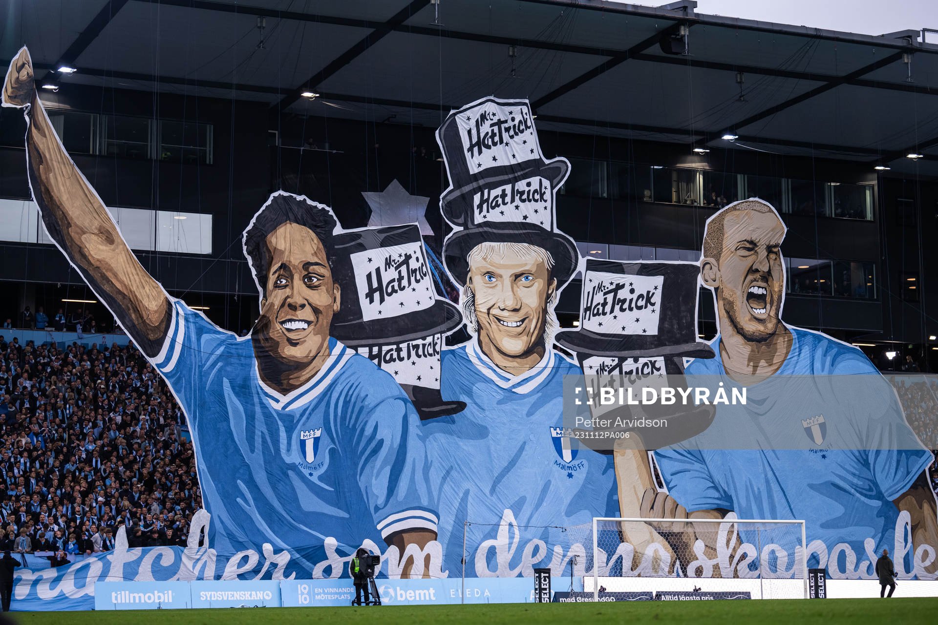 Malmö FFs supportar med tifo inför fotbollsmatchen i Allsvenskan mellan Malmö FF och Elfsborg den 12 november 2023 i Malmö. 