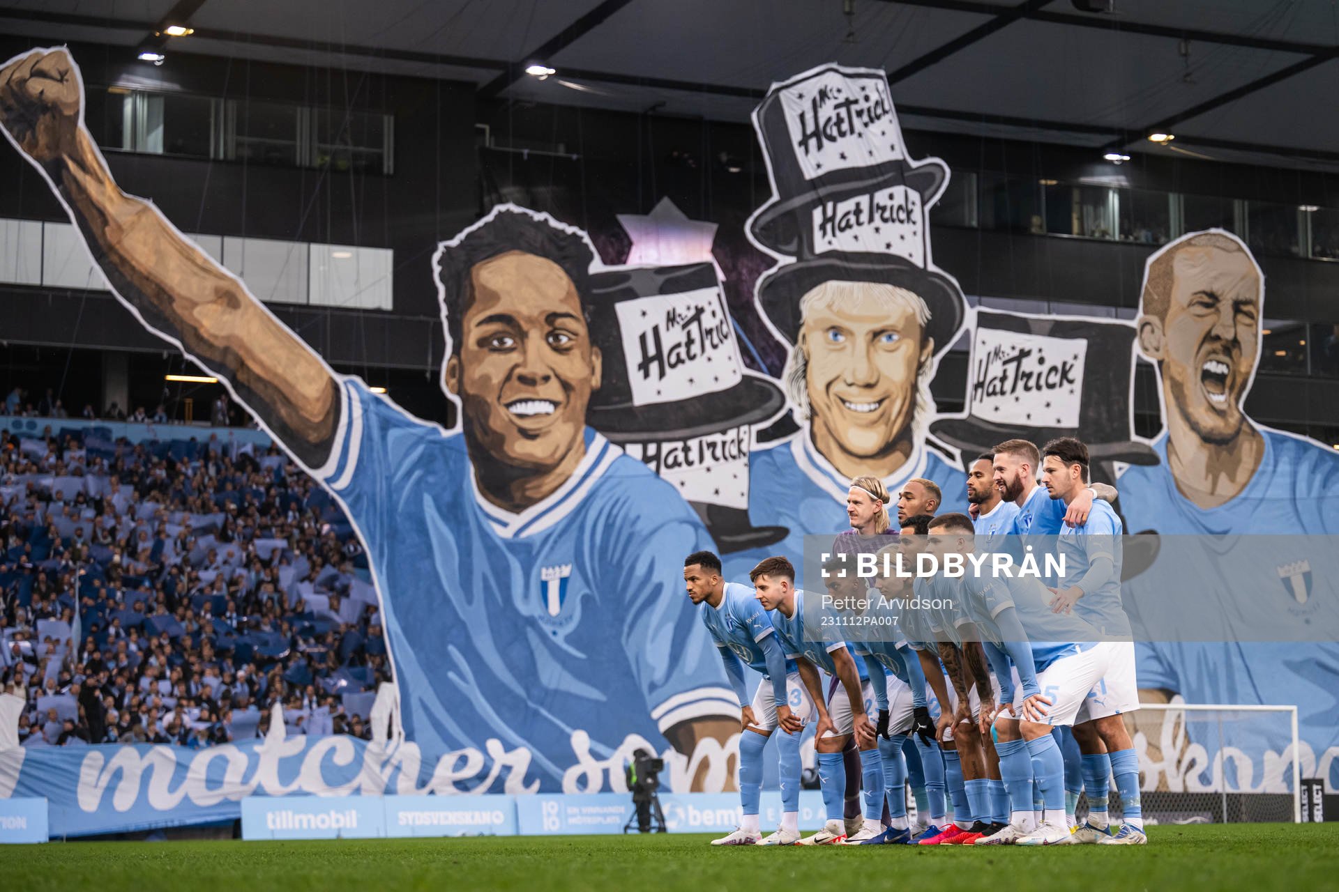Malmö FFs startelva framför ett tifo fotbollsmatchen i Allsvenskan mellan Malmö FF och Elfsborg den 12 november 2023 i Malmö. 