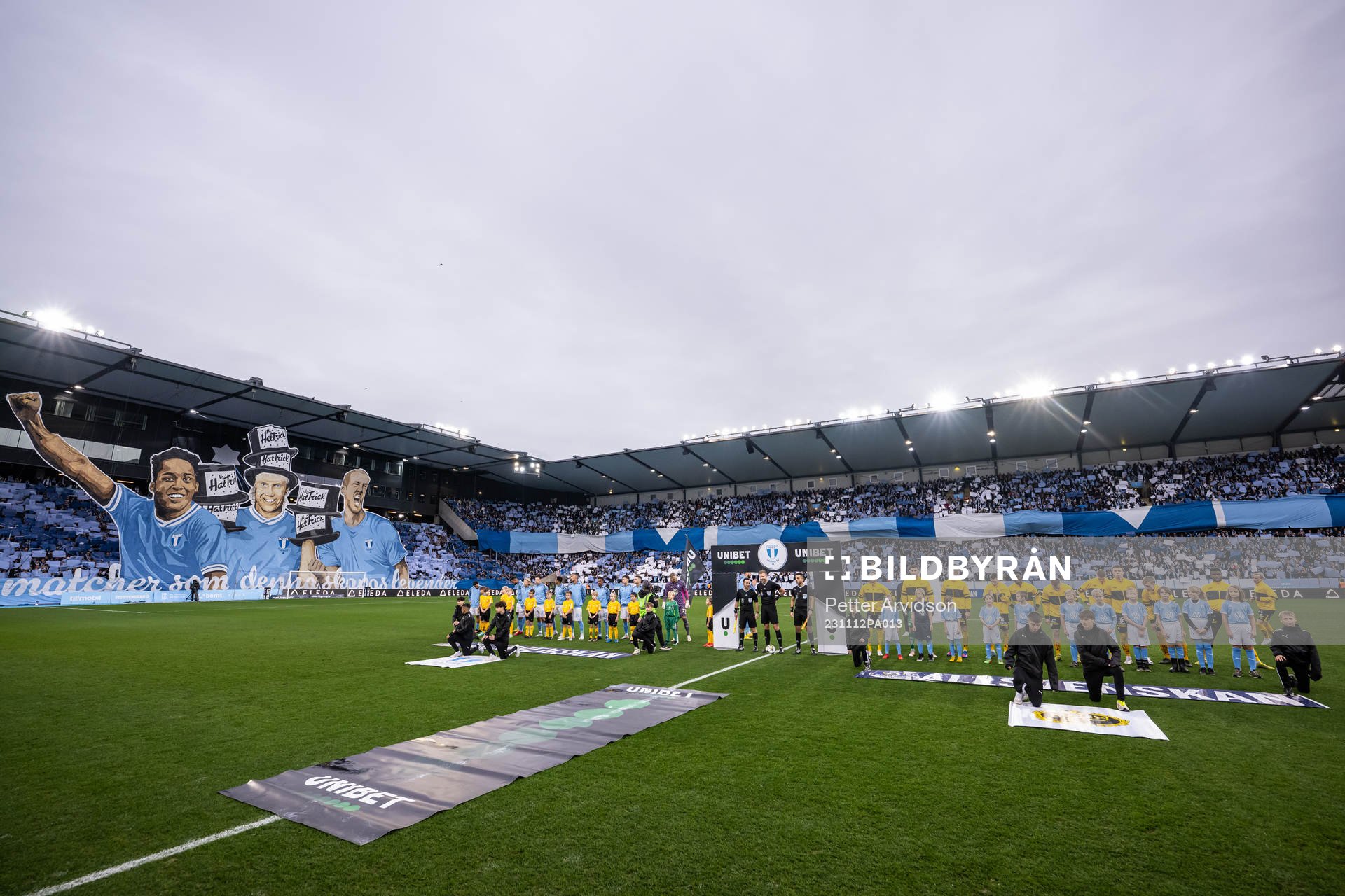 Spelarna vid lineup inför fotbollsmatchen i Allsvenskan mellan Malmö FF och Elfsborg den 12 november 2023 i Malmö. 