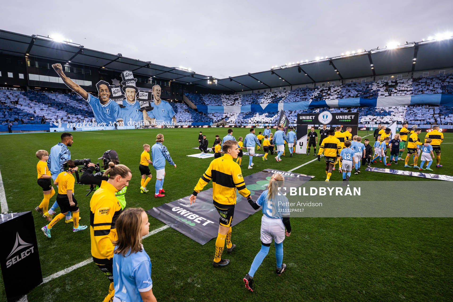 Spelarna gör entré fotbollsmatchen i Allsvenskan mellan