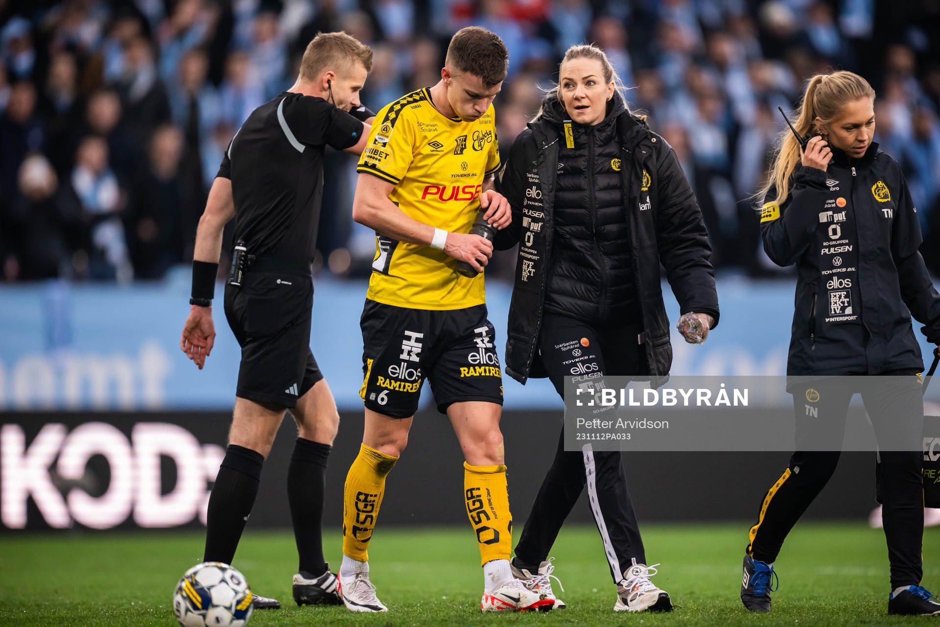 Elfsborgs Andri Fannar Baldursson och läkare Matilda Lundblad under fotbollsmatchen i Allsvenskan mellan Malmö FF och Elfsborg den 12 november 2023 i Malmö.