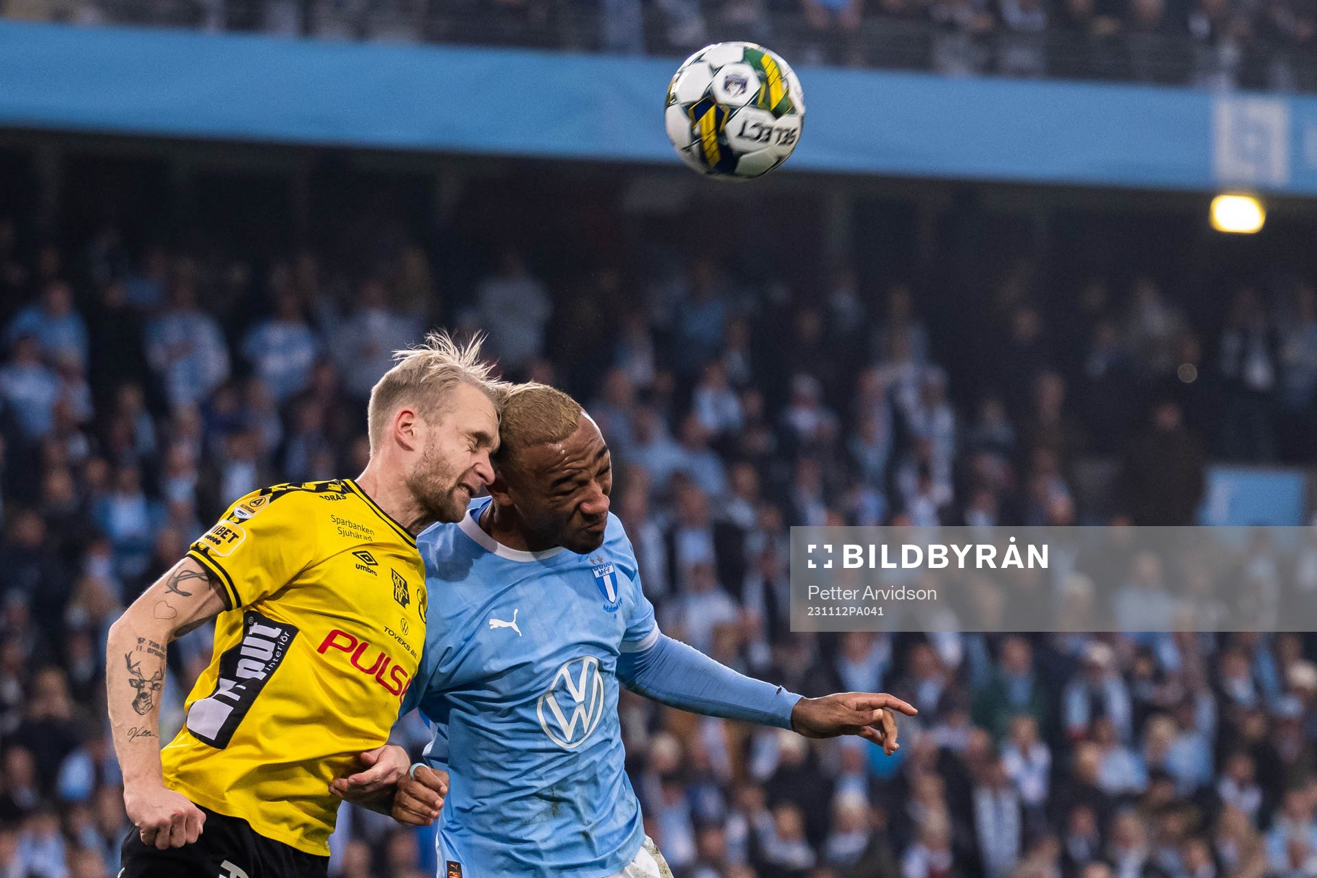 Malmö FFs Derek Cornelius i kollision med Elfsborgs Johan
