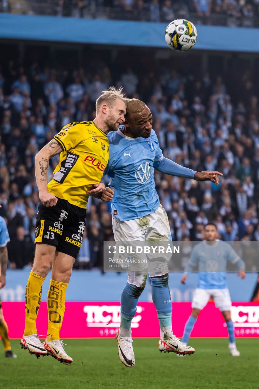 Malmö FFs Derek Cornelius i kollision med Elfsborgs Johan