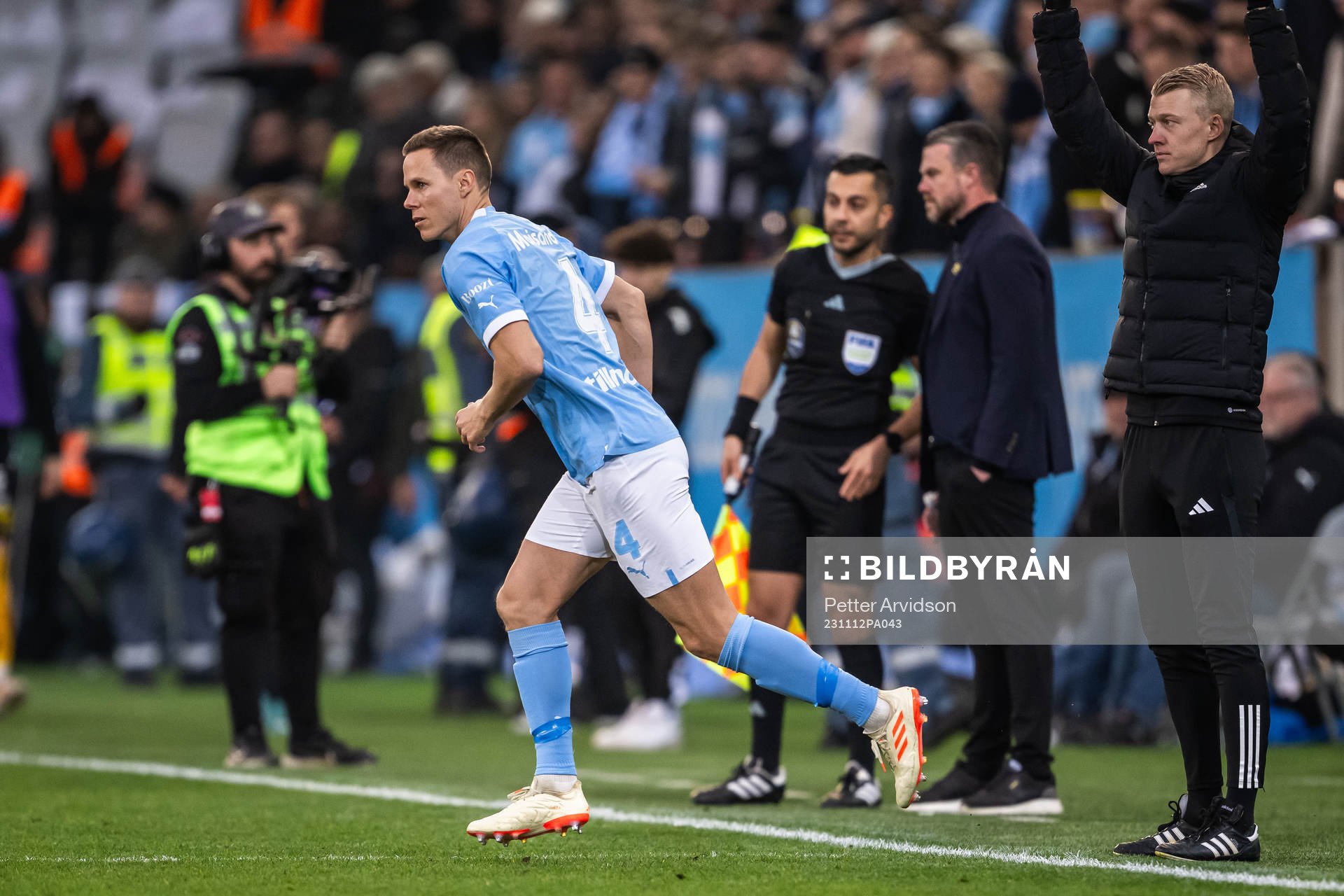 Malmö FFs Niklas Moisander byter med Martin Olsson (ej i bild) under fotbollsmatchen i Allsvenskan mellan Malmö FF och Elfsborg den 12 november 2023 i Malmö.
