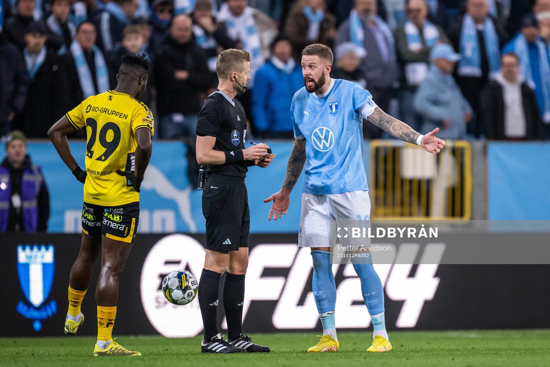 Domare Glenn Nyberg i samtal med Malmö FFs Pontus Jansson