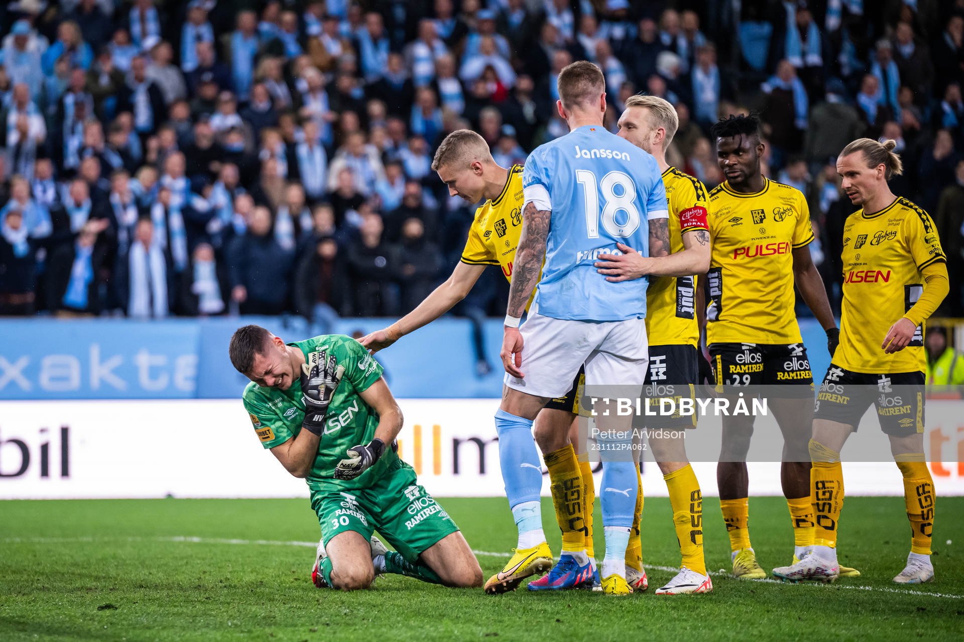 Elfsborgs målvakt Hakon Valdimarsson har ont under fotbollsmatchen i Allsvenskan mellan Malmö FF och Elfsborg den 12 november 2023 i Malmö. 