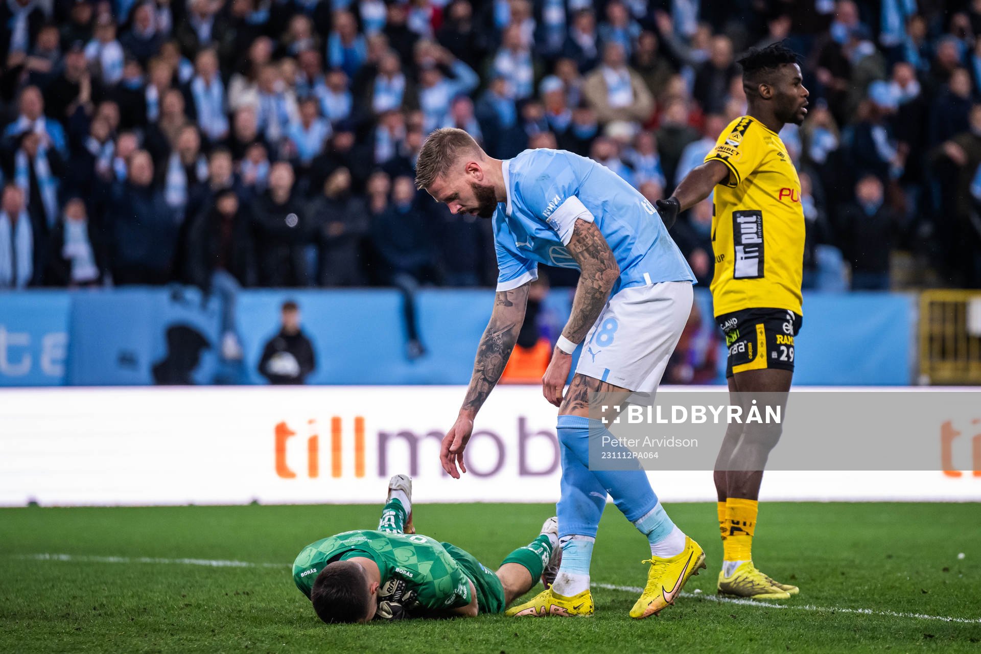 Elfsborgs målvakt Hakon Valdimarsson har ont under fotbollsmatchen i Allsvenskan mellan Malmö FF och Elfsborg den 12 november 2023 i Malmö.
