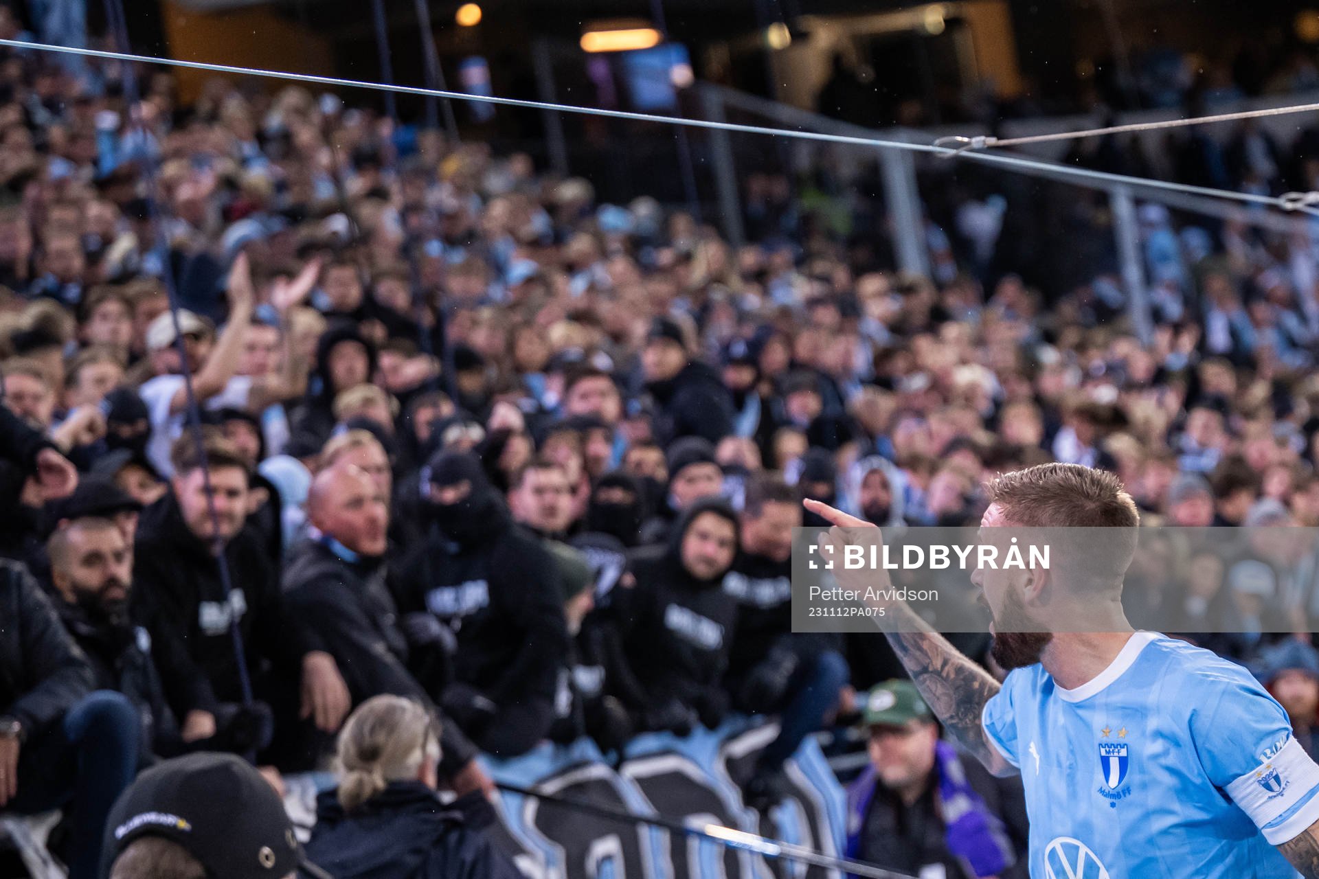 Malmö FFs Pontus Jansson i samtal med supportar