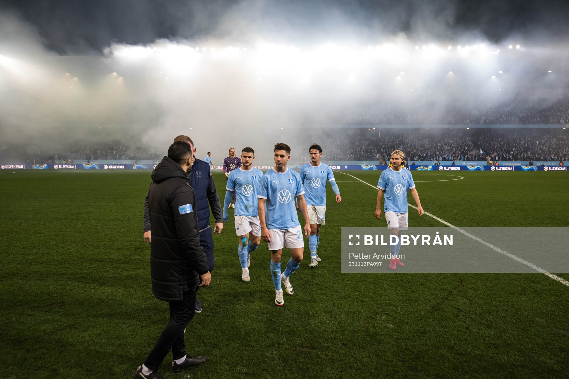 Malmö FFs Gabriel Busanello, Lasse Berg Johnsen, Stefano Vecchia och Sebastian Nanasi lämnar plan efter ett spelavbrott på grund av brandlarm efter pyroteknik under fotbollsmatchen i Allsvenskan mellan Malmö FF och Elfsborg den 12 november 2023 i Malmö.