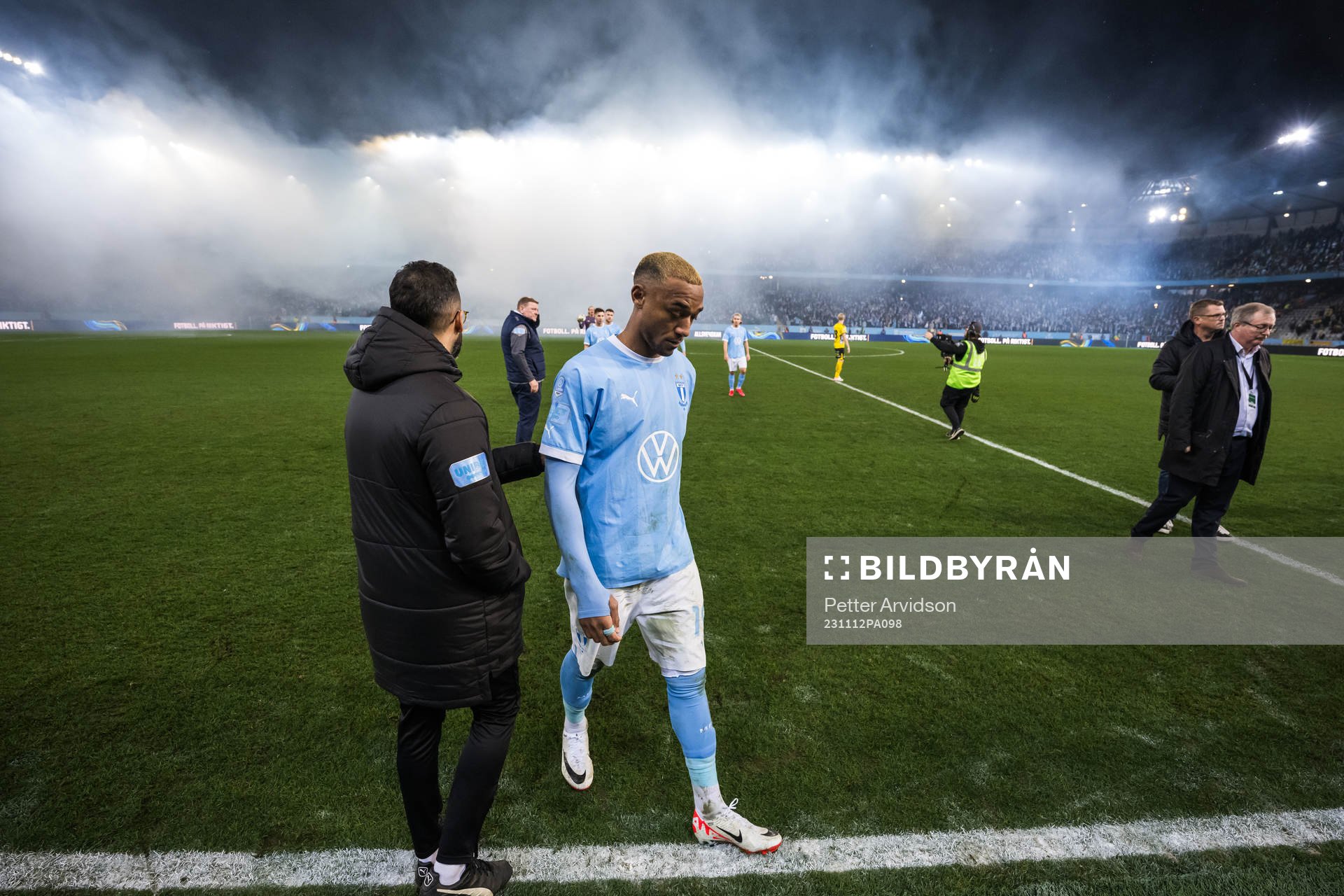 Malmö FFs Derek Cornelius lämnar plan