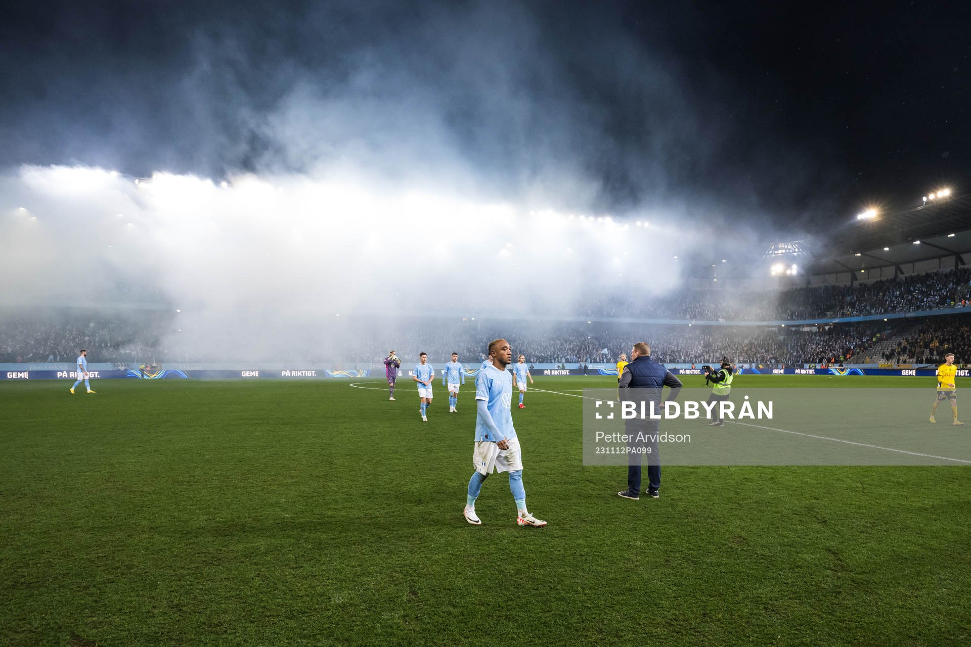 Malmö FFs Derek Cornelius lämnar plan