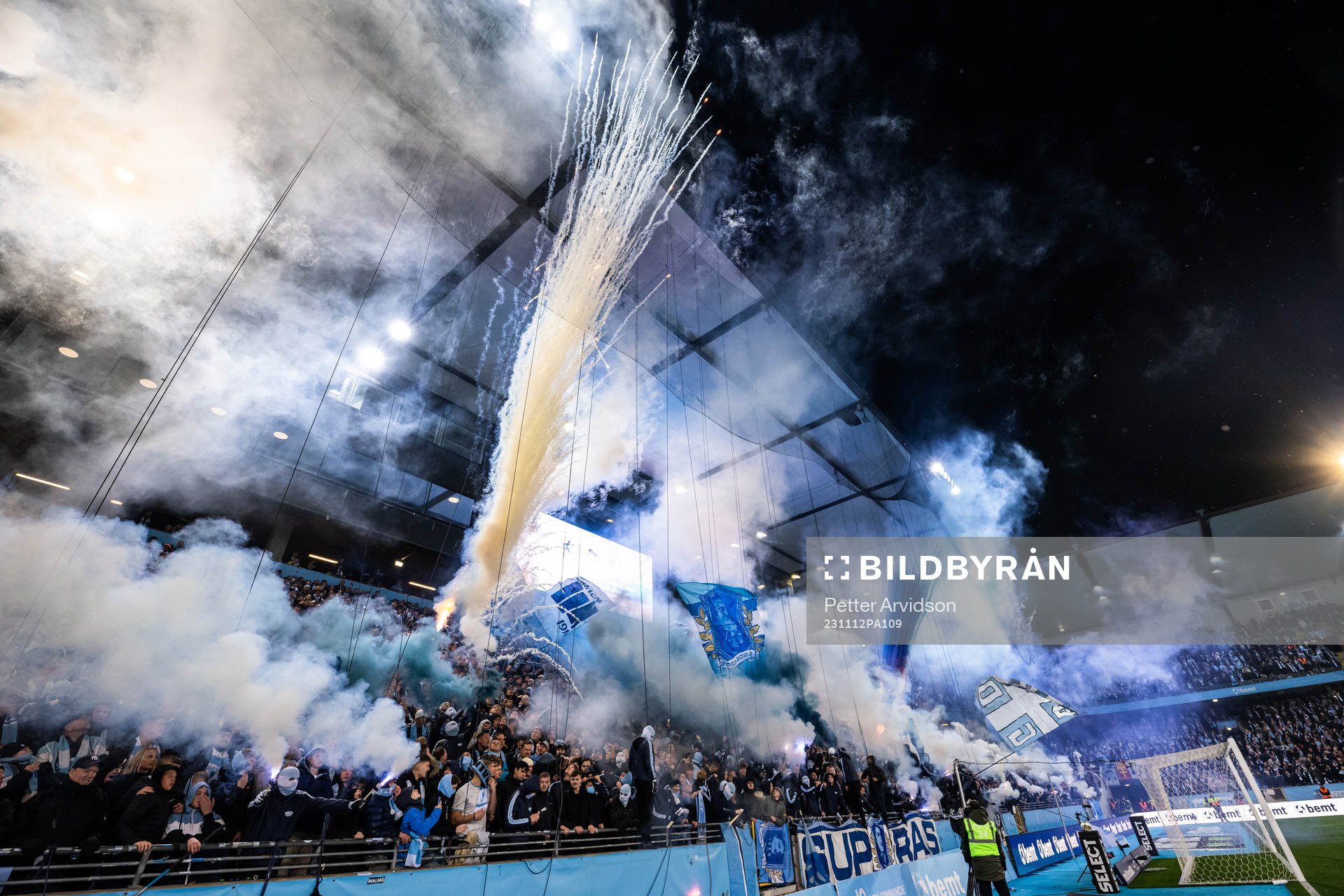 Malmö FFs supportar med ett halvtidstifo med pyroteknik