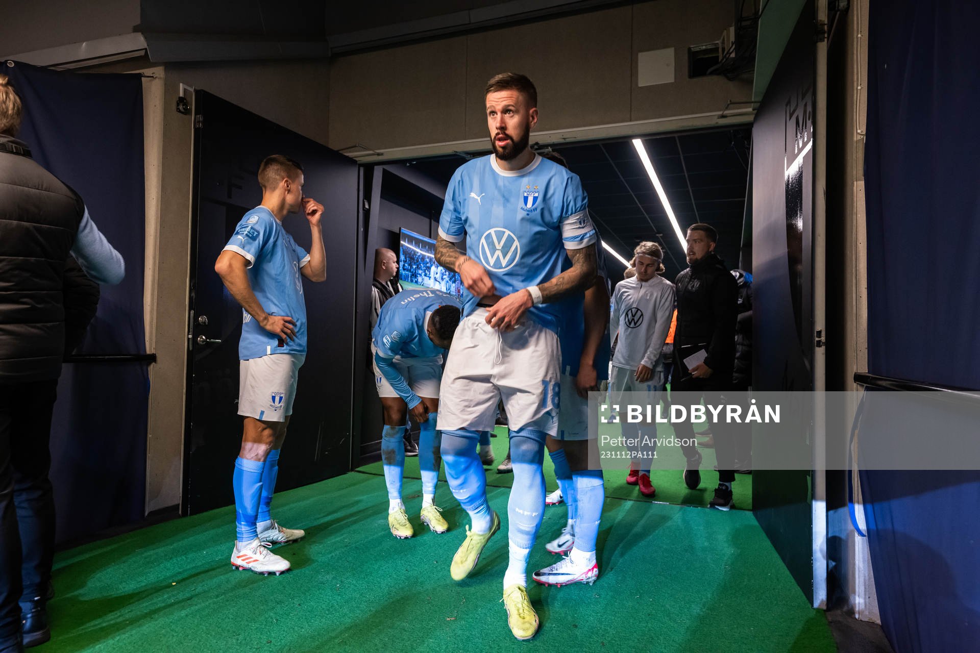 Malmö FFs Pontus Jansson går in på plan efter spelavbrott under fotbollsmatchen i Allsvenskan mellan Malmö FF och Elfsborg den 12 november 2023 i Malmö.