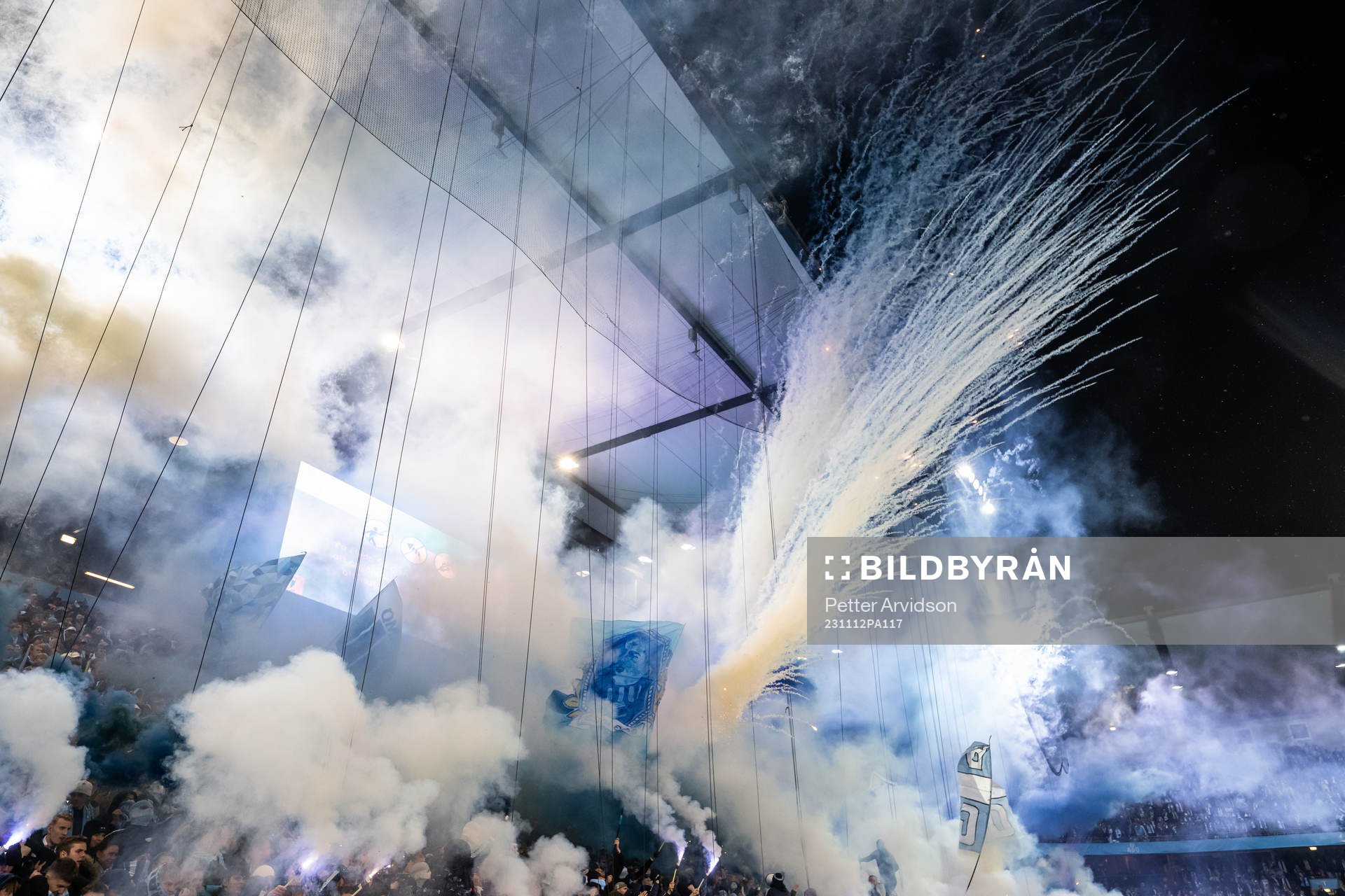 Malmö FFs supportar med ett halvtidstifo med pyroteknik