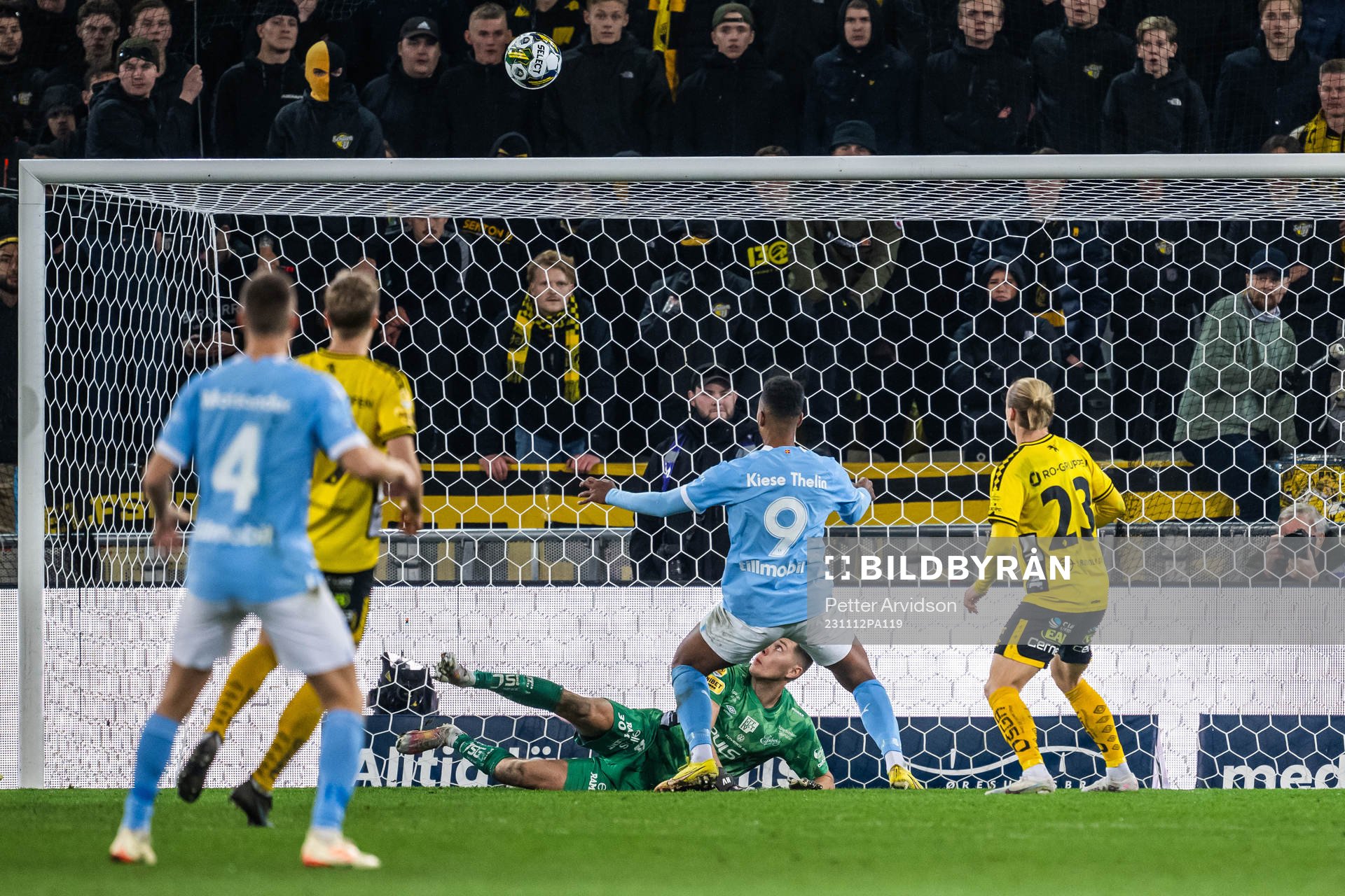 Malmö FFs Isaac Kiese Thelin och Elfsborgs målvakt Hakon