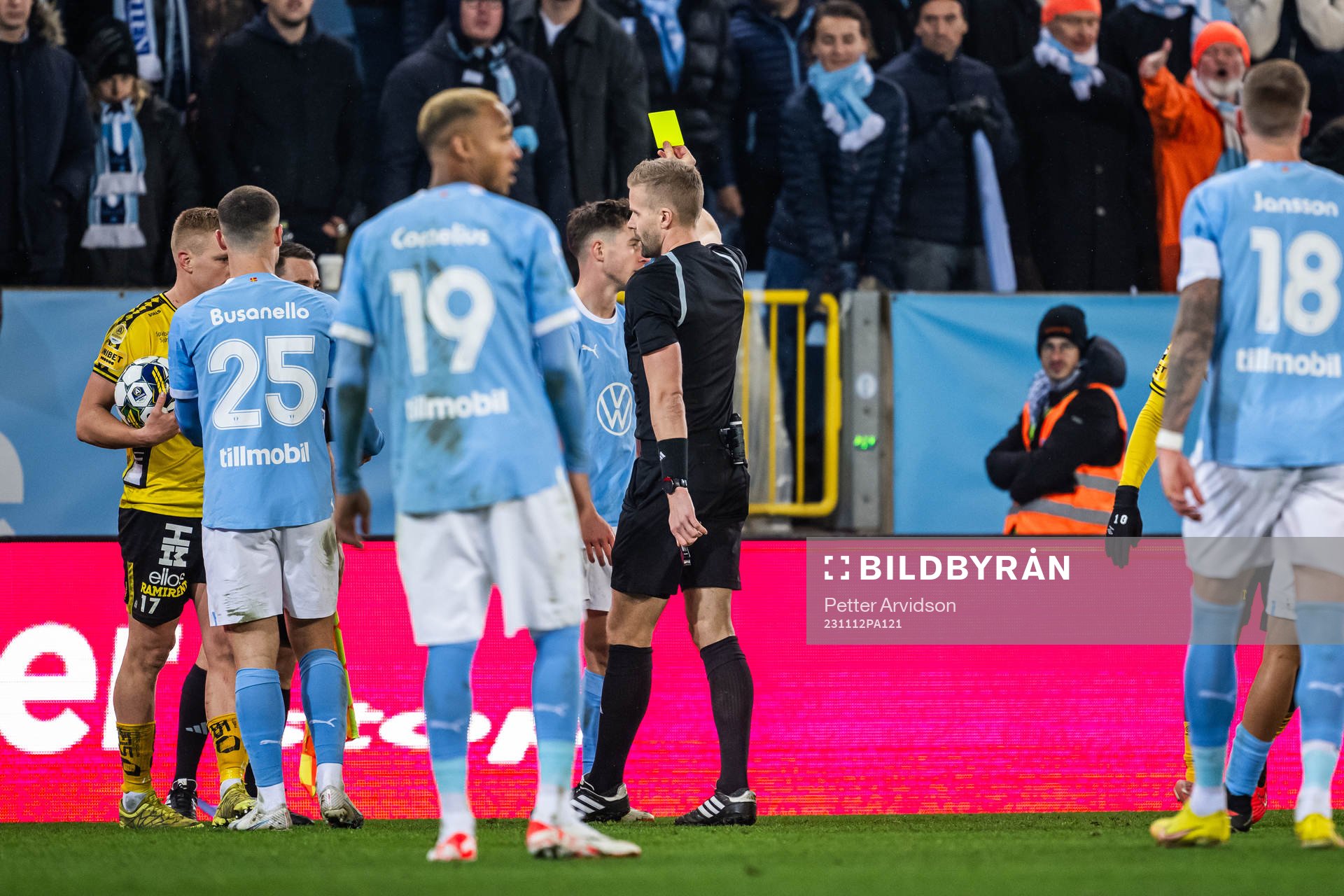 Malmö FFs Lasse Berg Johnsen tilldelas en varning från