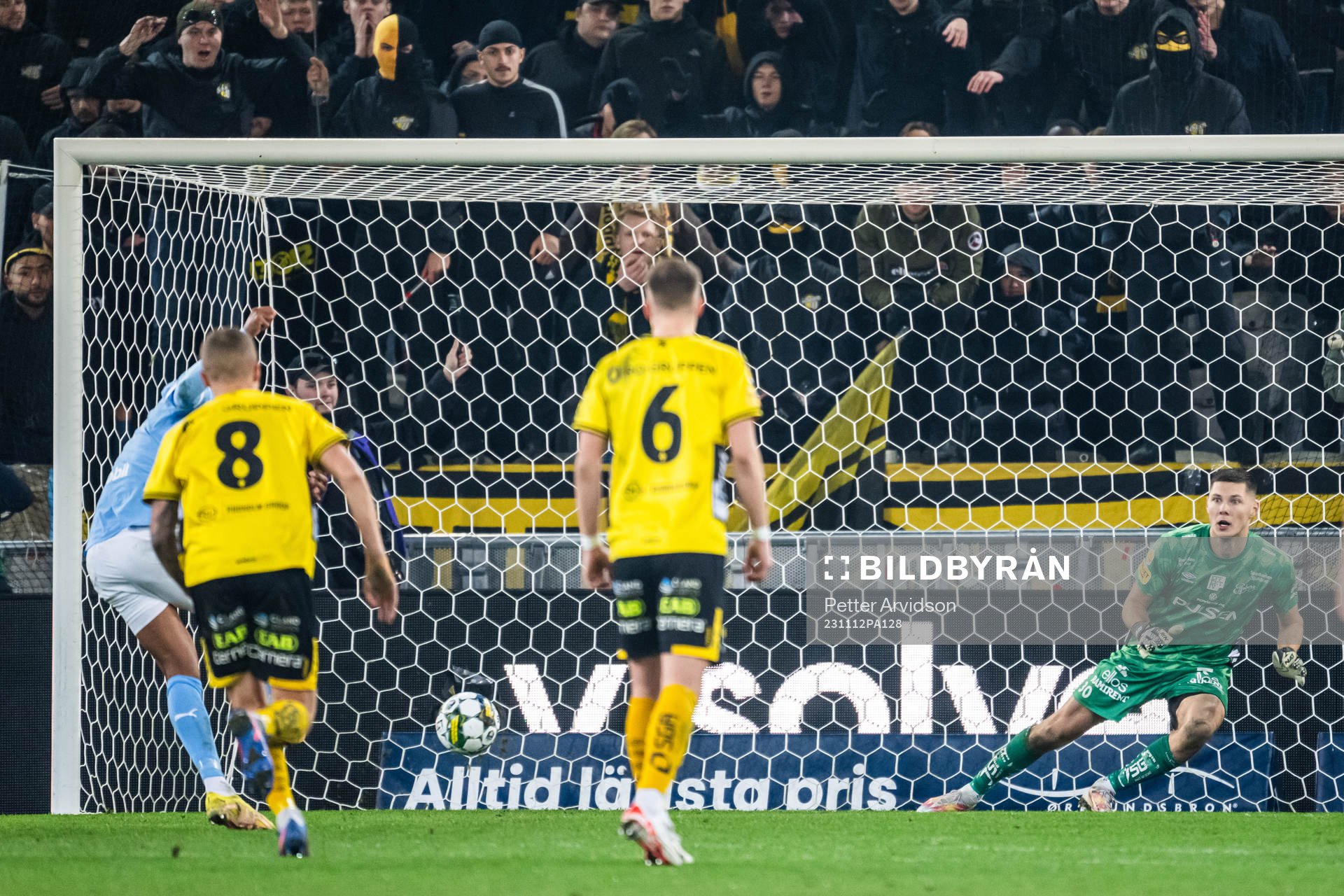 Malmö FFs Isaac Kiese Thelin gör 1-0 bakom Elfsborgs