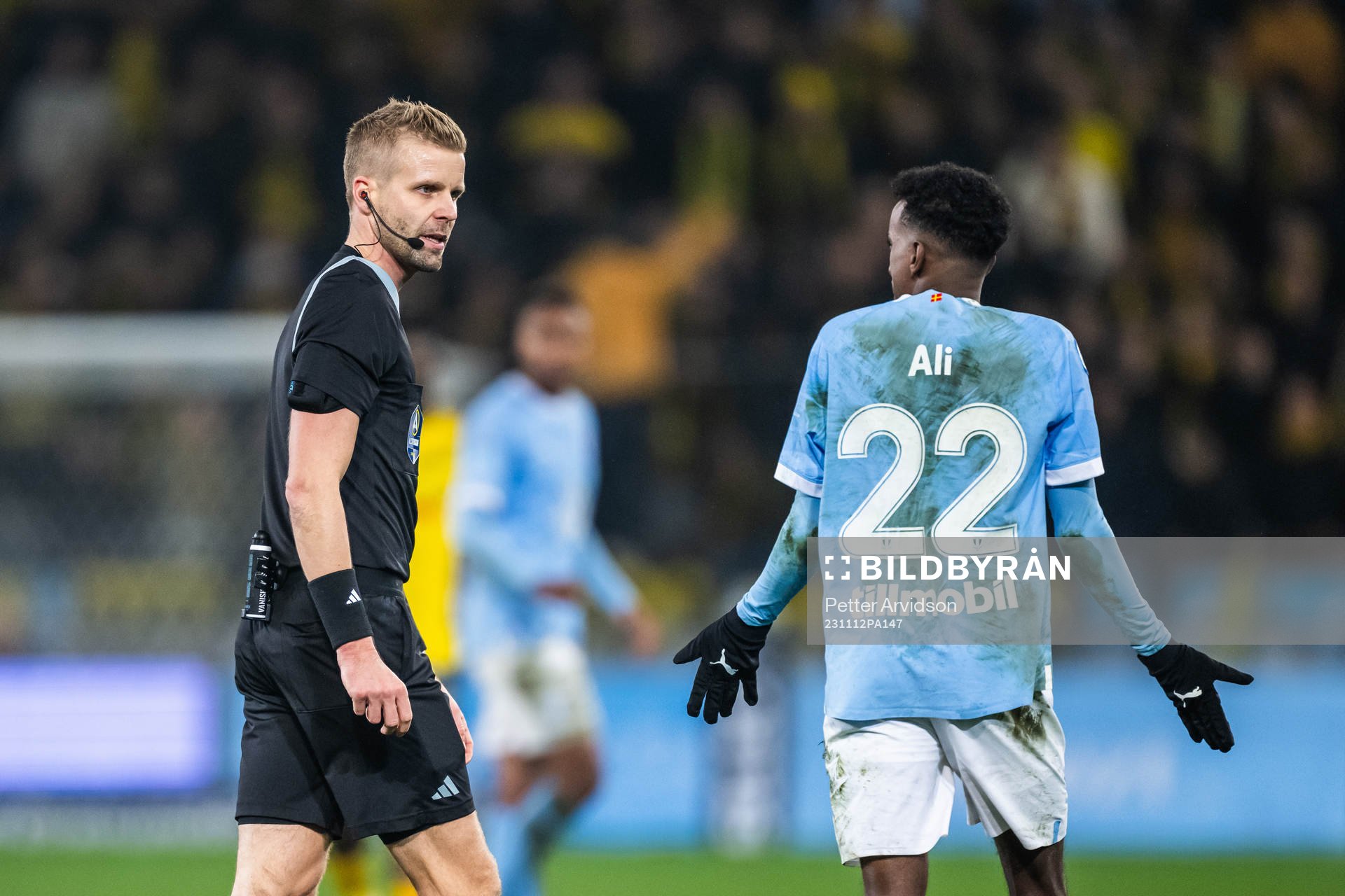 Domare Glenn Nyberg och Malmö FFs Taha Ali