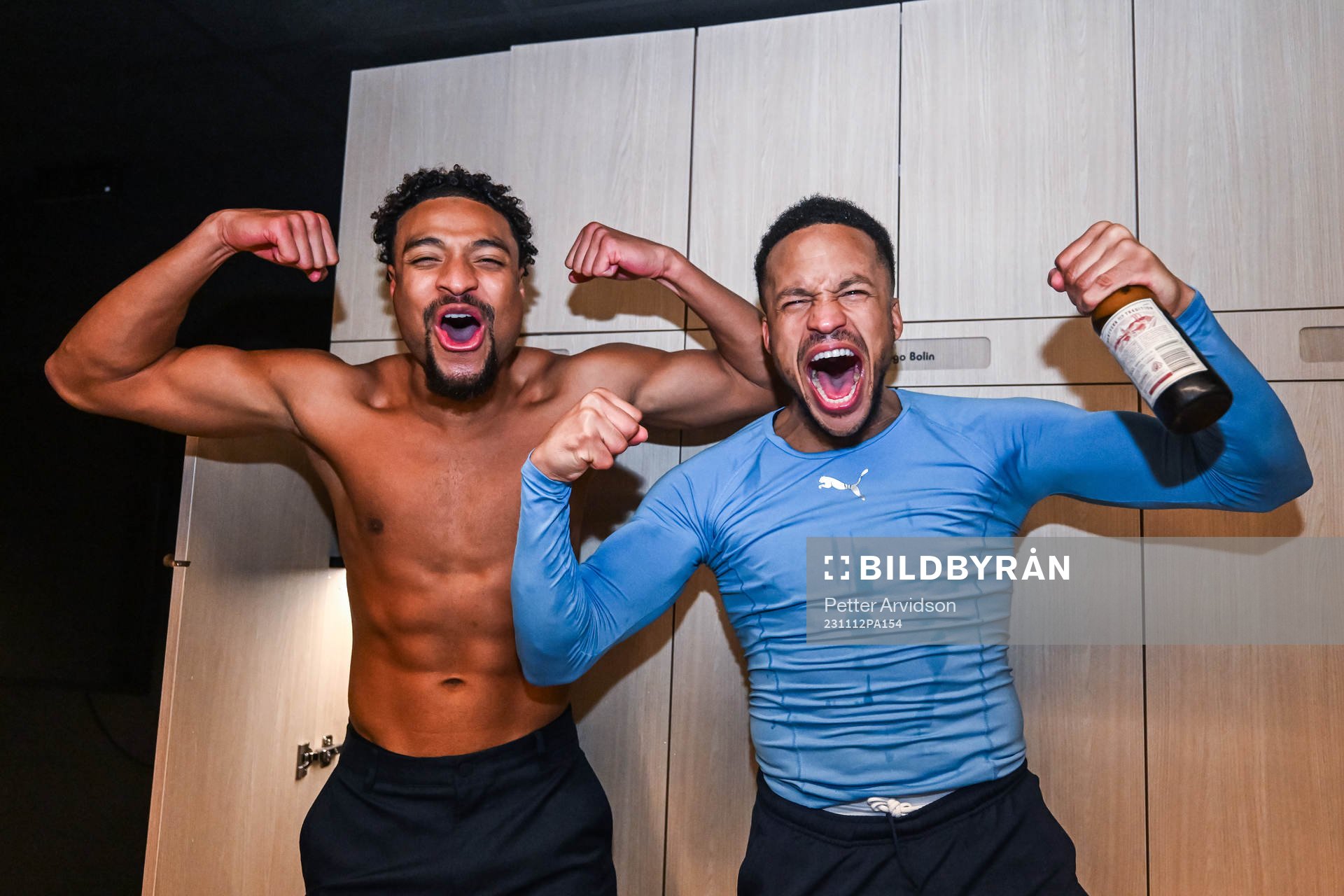Malmö FFs Joseph Ceesay och Martin Olsson jublar över SM-guldet efter fotbollsmatchen i Allsvenskan mellan Malmö FF och Elfsborg den 12 november 2023 i Malmö.